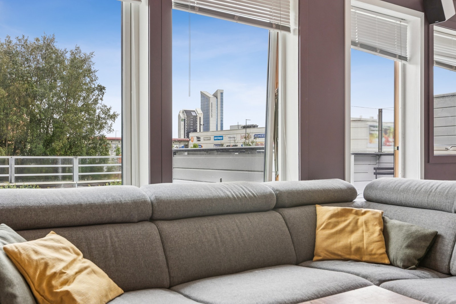 Fra leiligheten er det kort vei til City syd og Tiller Torget. Galleribilde