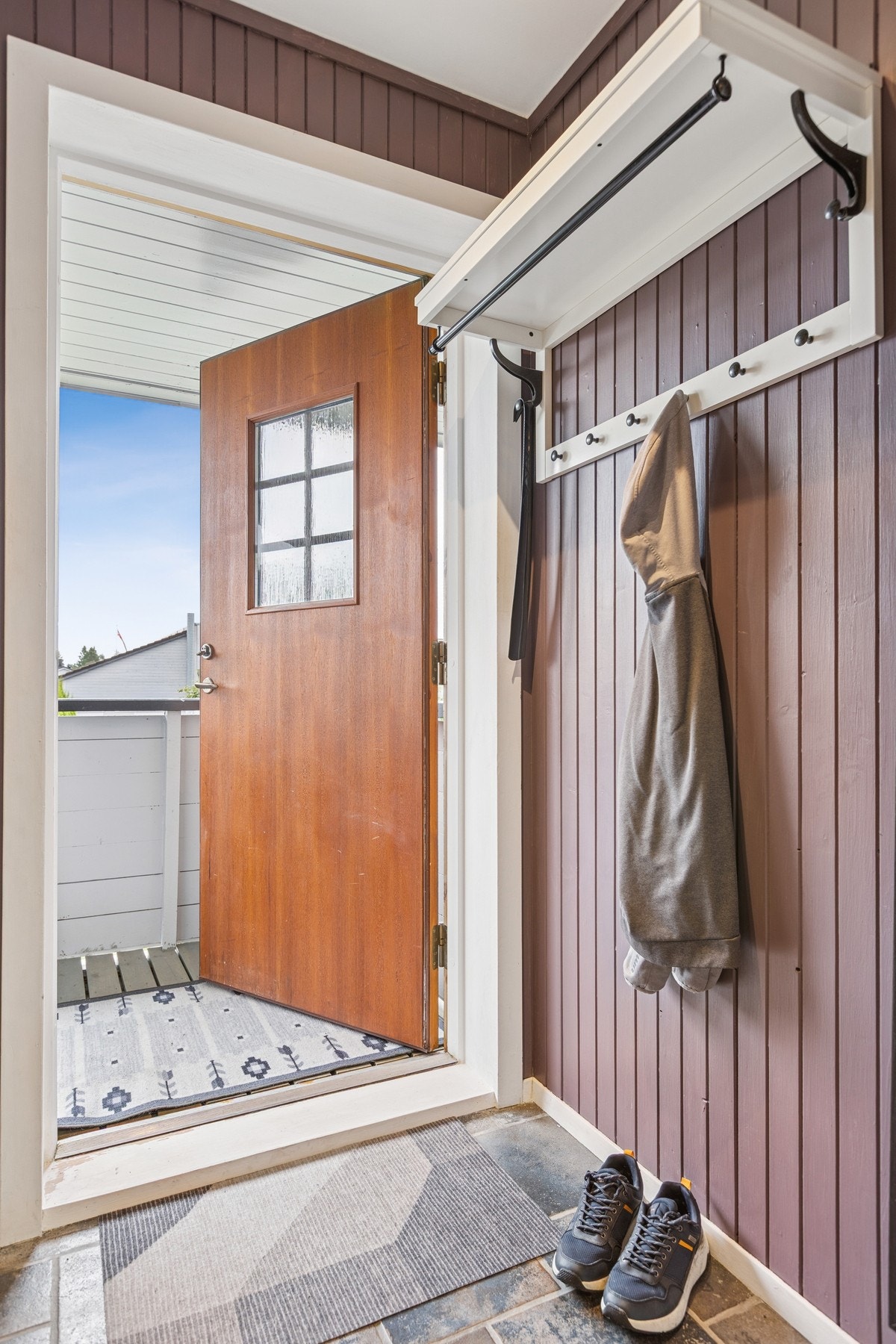 Det er gode kollektivforbindelser i området og nærmeste bussholdeplass ligger kun 5 minutters gange fra leiligheten. Galleribilde