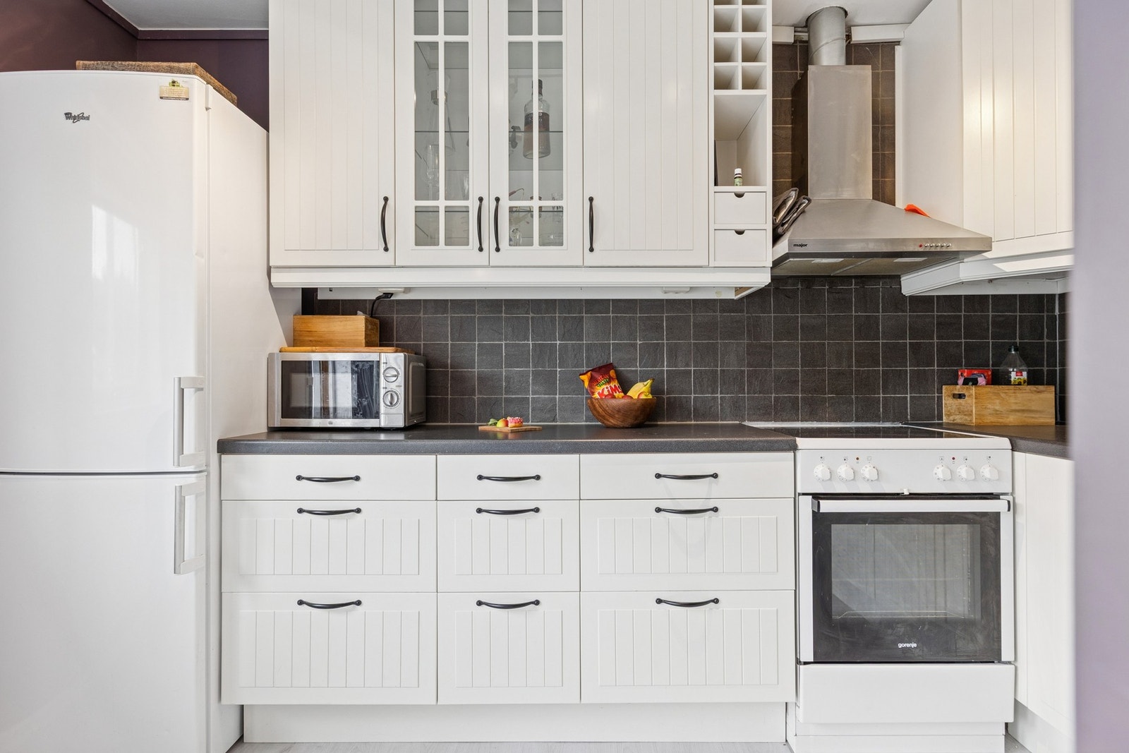 Kjøkkenet er godt utstyrt med skap-, skuff- og benkeplass og har integrert oppvaskmaskin. Galleribilde