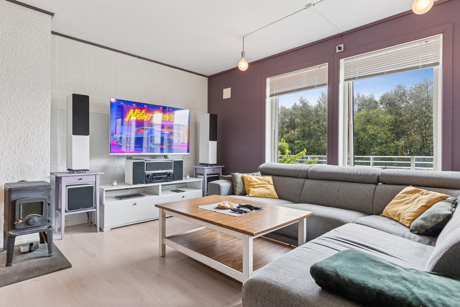 I stuen har man peisovn som varmer godt på kaldere dager. Galleribilde