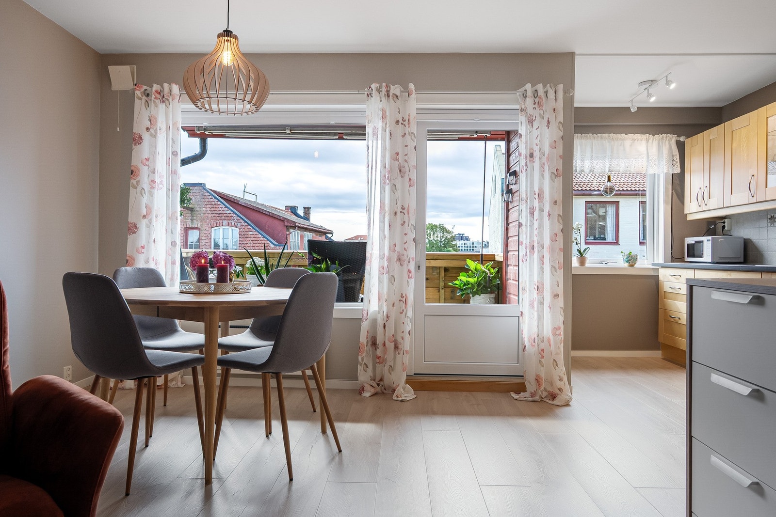 Leiligheten slipper inn mye naturlig lys og oppleves åpen og lys. Galleribilde