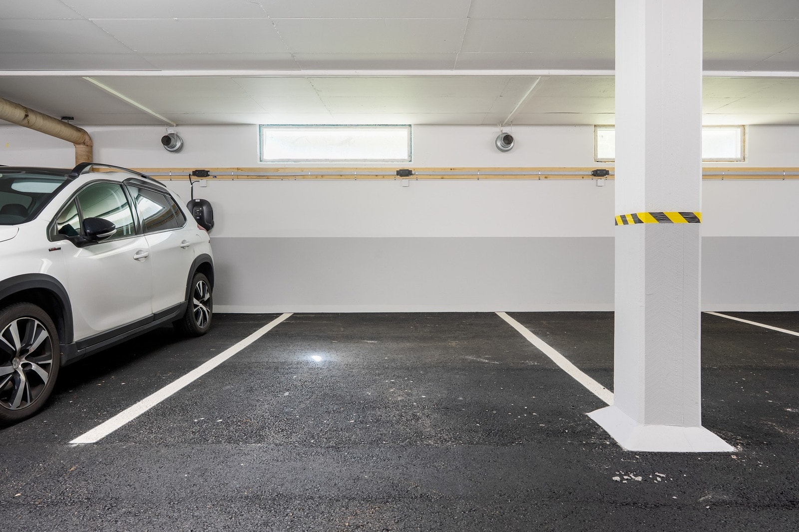 Det følger med parkeringplass til leiligheten. Det er mulighet til å innstallere lading til el- bil. Galleribilde