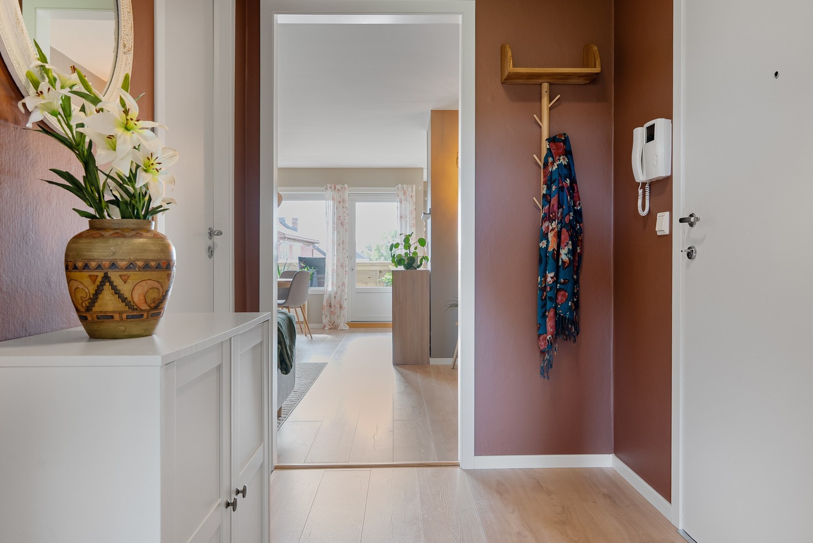 Velkommen inn! Entreen gir et godt førsteinntrykk med nymalte overflater og nytt gulv. Galleribilde