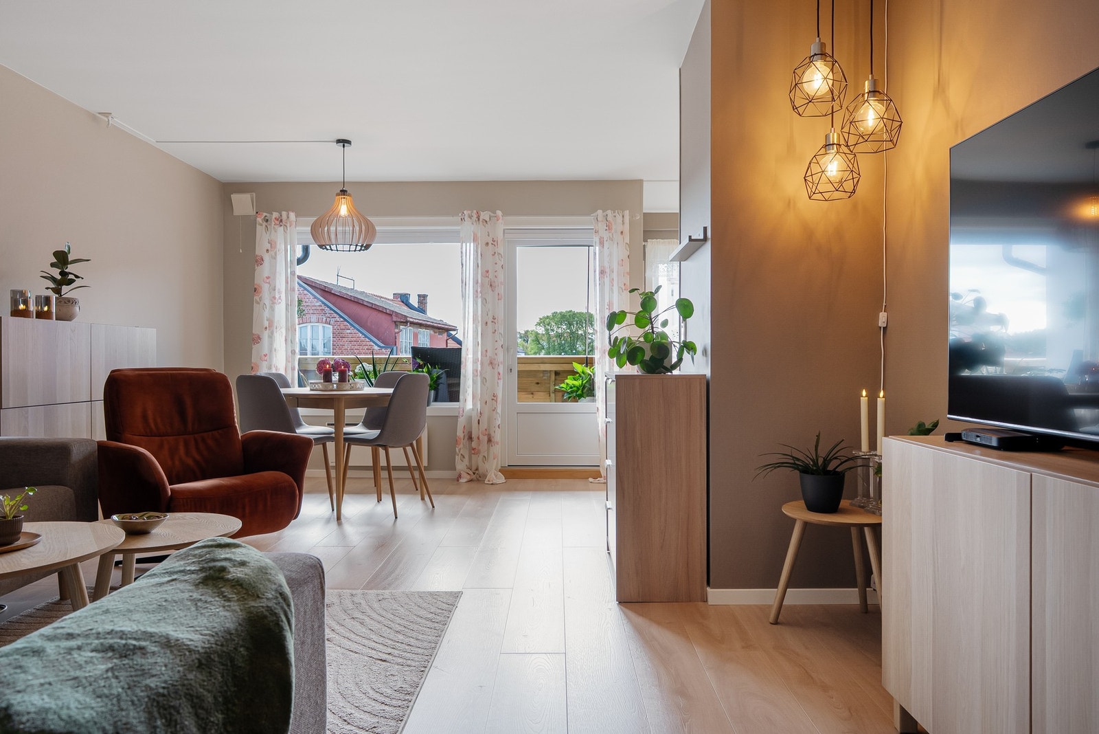 Stuen er delikat og innbydende - både vegger, lister og tak er nylig malt i tidsriktige farger. Galleribilde