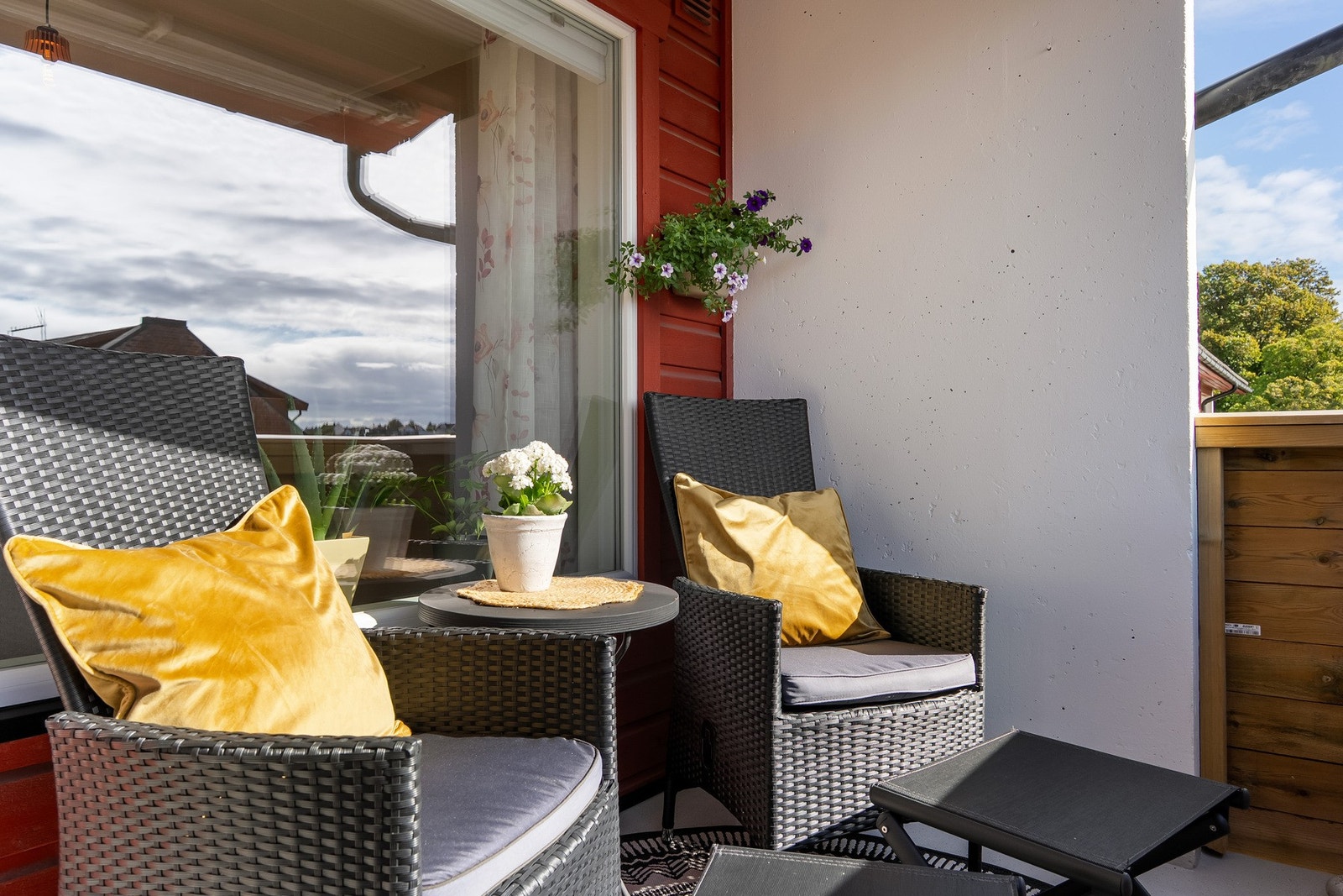 Balkongen er vestvendt, så her kan ettermiddags- og kveldssolen nytes. Det følger med markise. Galleribilde