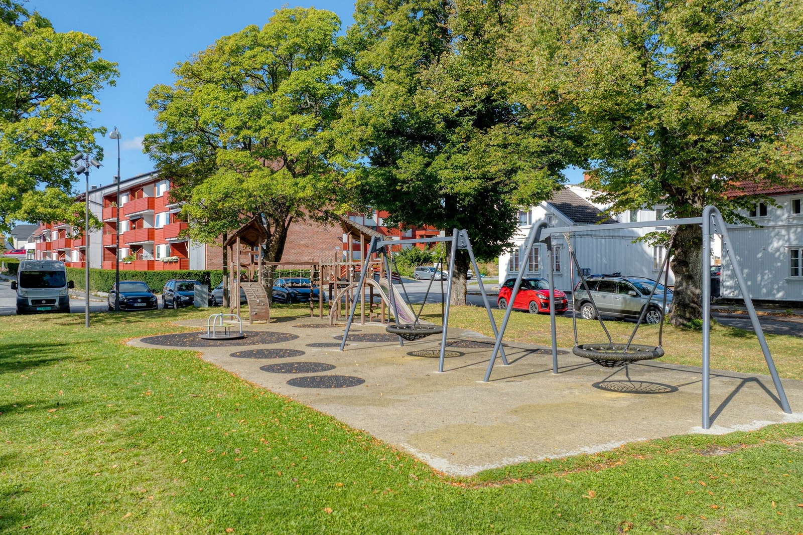 Lekeplass rett utenfor leiligheten. Galleribilde