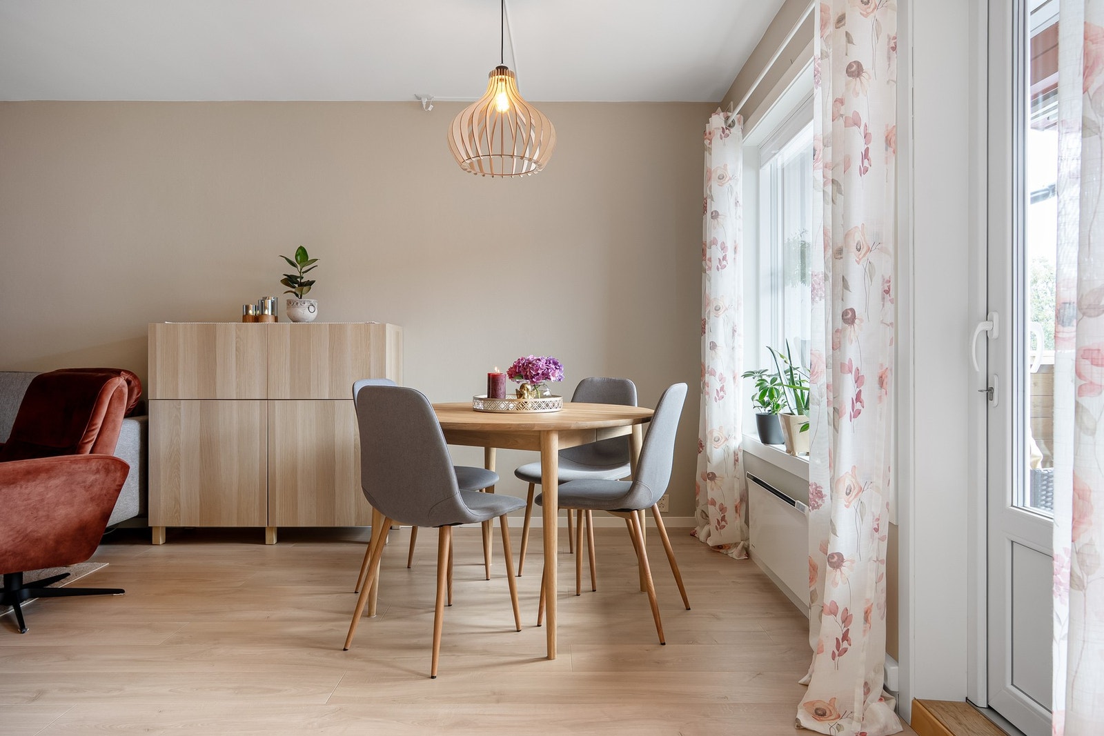 God plass til spisebord i tilknytning til kjøkkenet. Galleribilde