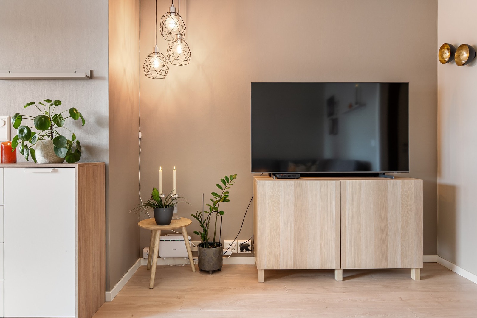 Naturlig plass til TV og tilhørende møblement. Galleribilde