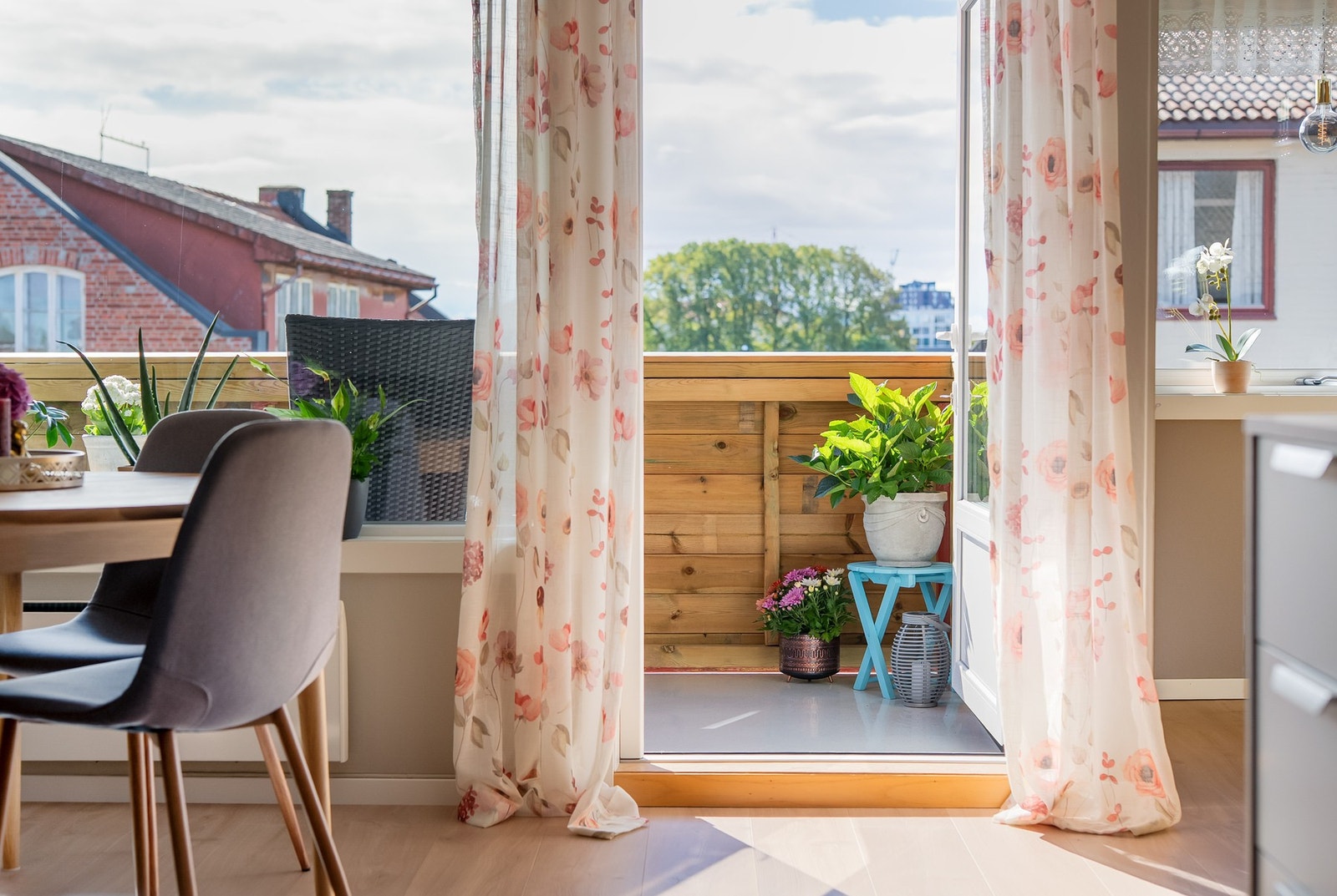 Fra balkongen får du en åpen utsikt samtidig med at du har lite innsyn fra omgivelsene. Galleribilde