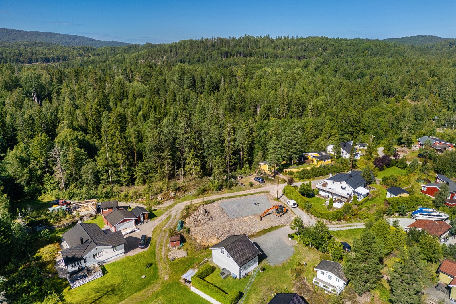 Skogen som nabo og 10 minutter å nå ned til sjøen Galleribilde