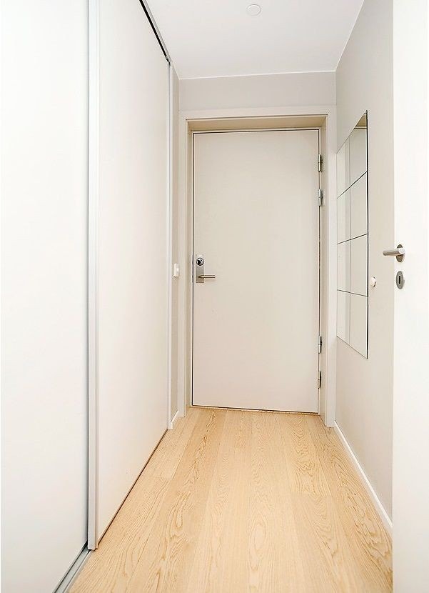 Entré med skyvedørsgarderobe. Galleribilde
