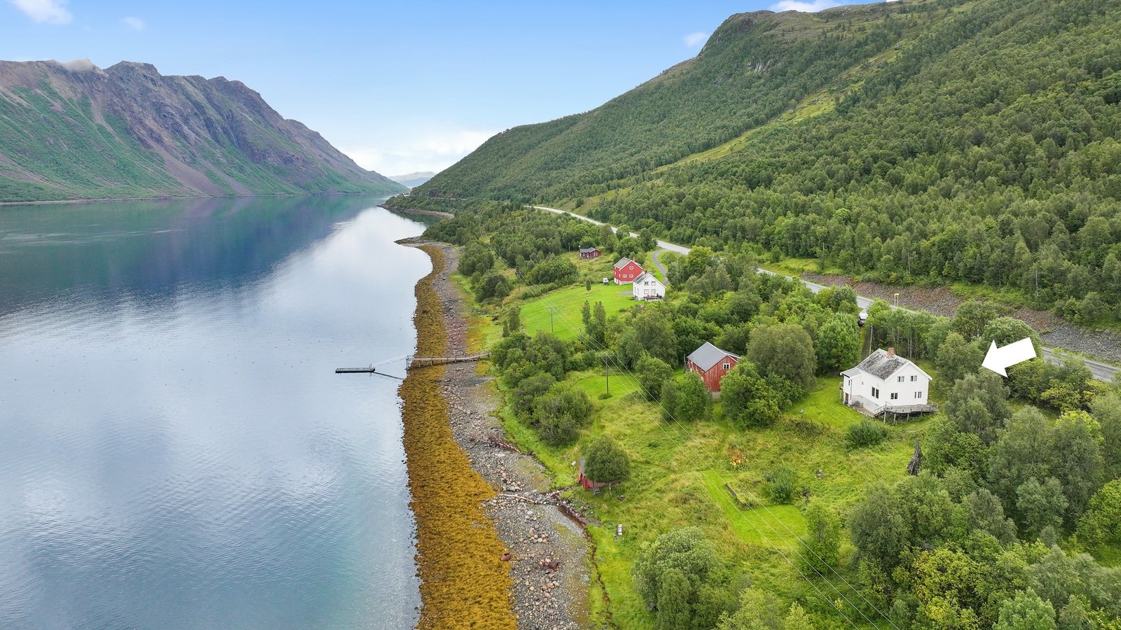 Eiendom er på 12,5 mål som strekker seg fra sjøen og til E6. Galleribilde