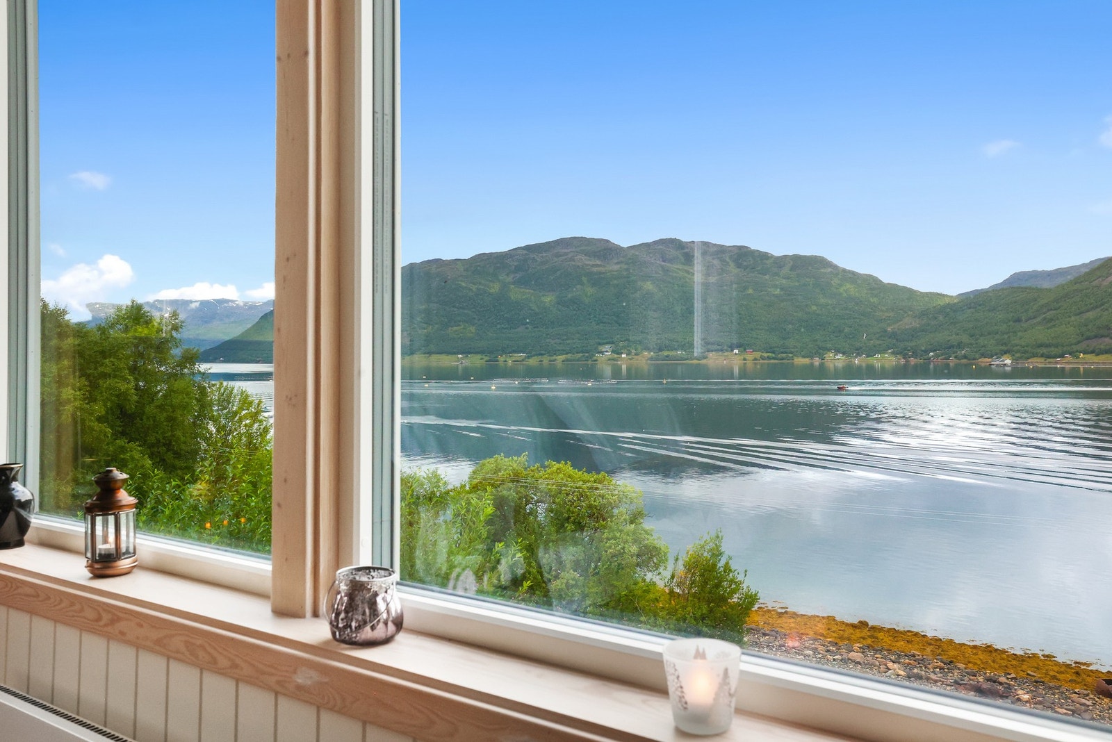 Utsikten ut over Langfjord fra stuevinduene Galleribilde