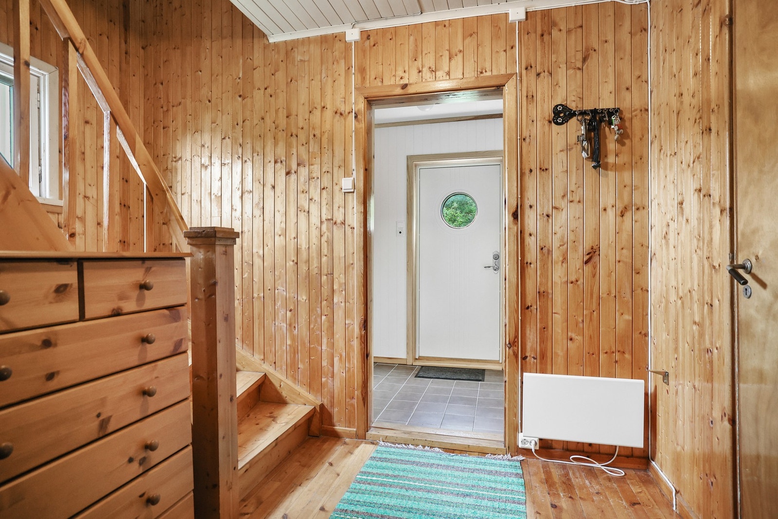 Entrè med trapp til loft og kjeller. Galleribilde