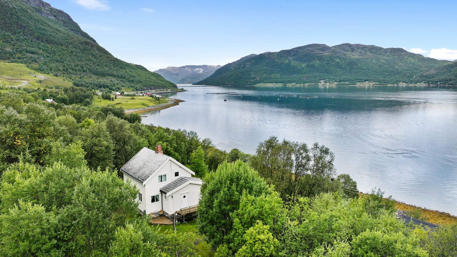 En sjarmerende bolig med tilhørende fjøs og naust. Galleribilde