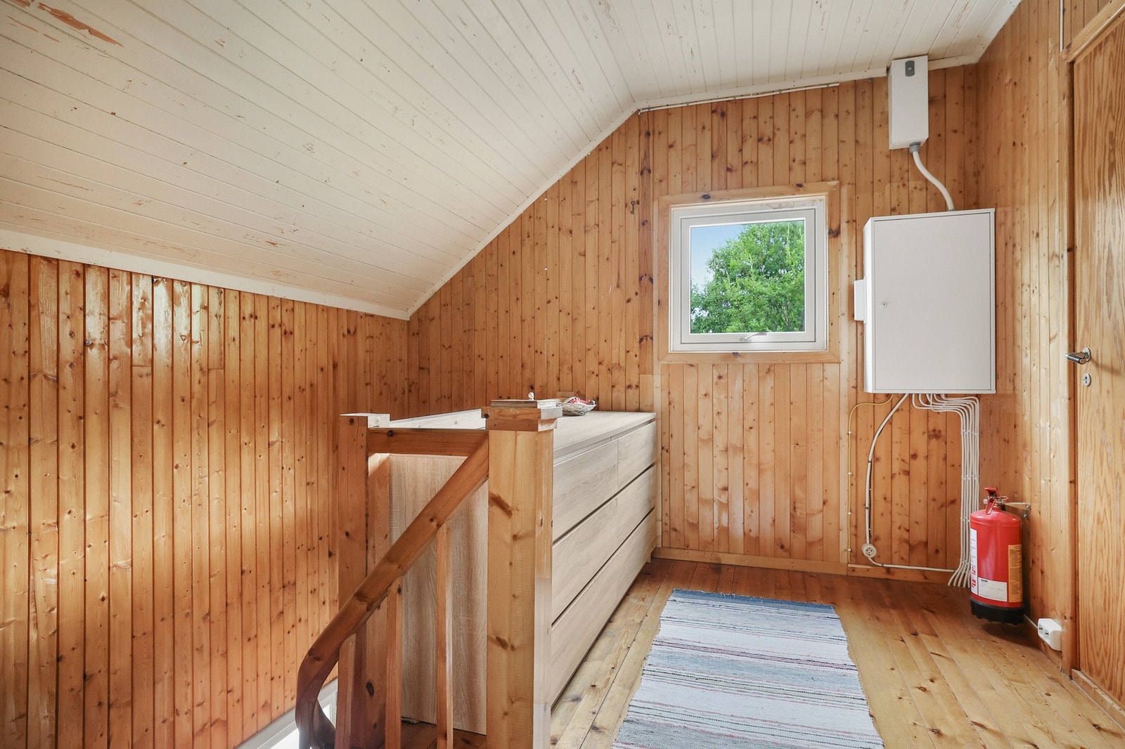 Gang i loftetasje med tilknyttning til to av de tre soverommene. Galleribilde