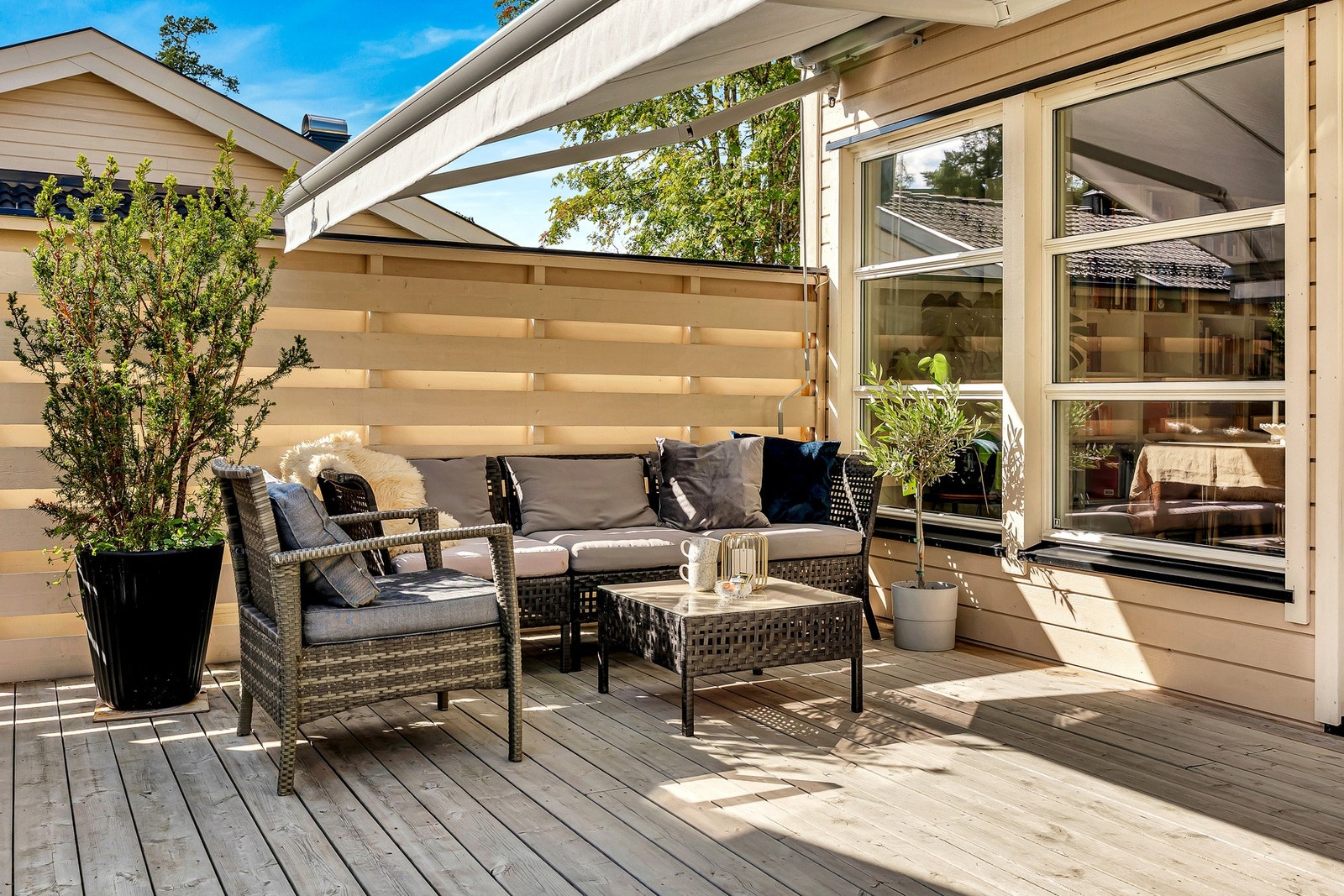 Sydvendt markterrasse på 26 m², perfekt for sommermåltider og solrike dager. Galleribilde