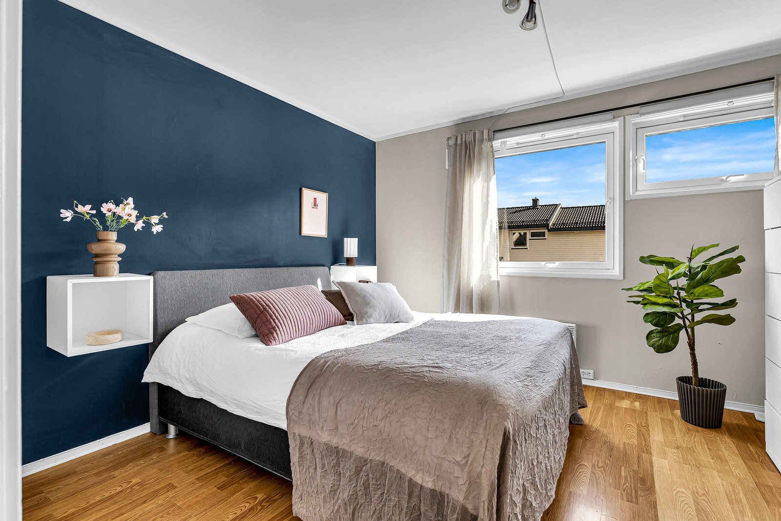 Lyst hovedsoverom med god plass til dobbeltseng. Galleribilde