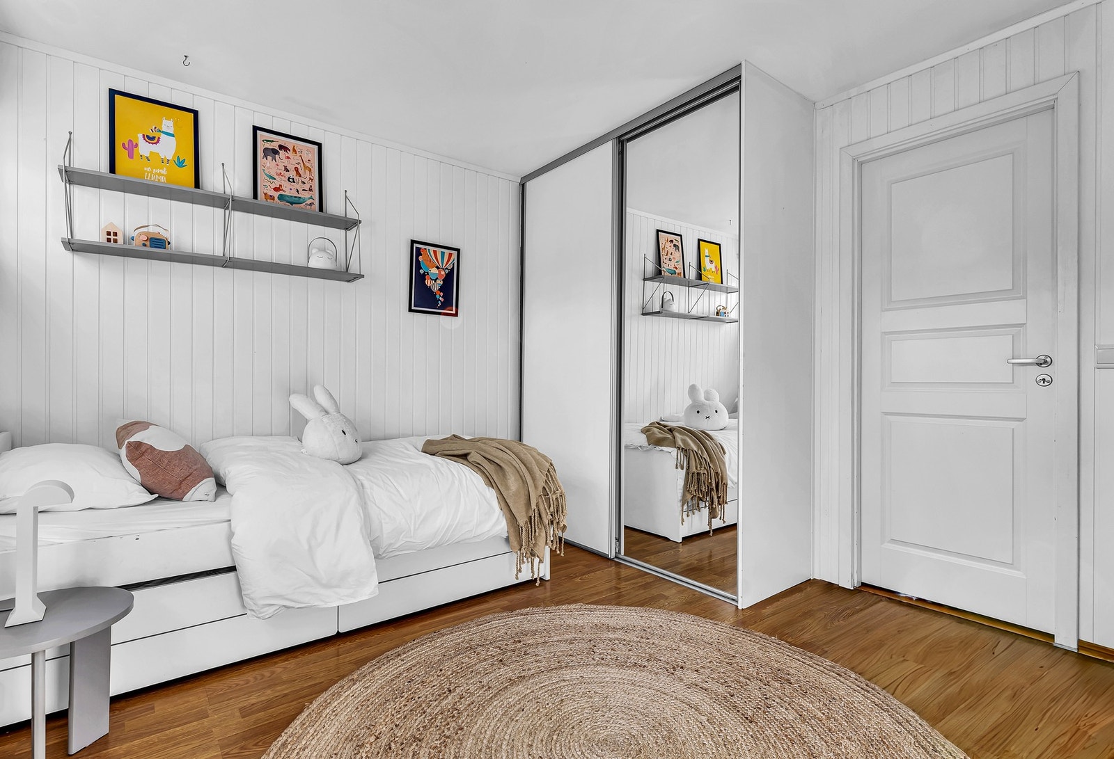 God plass til seng, skrivepult og oppbevaring. Galleribilde