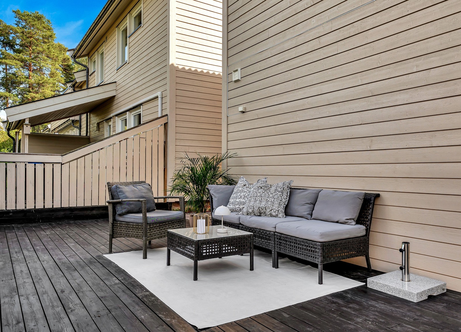Stor nordvendt terrasse på 41 m², skjermet uteplass med plass til både spisegruppe og lounge Galleribilde
