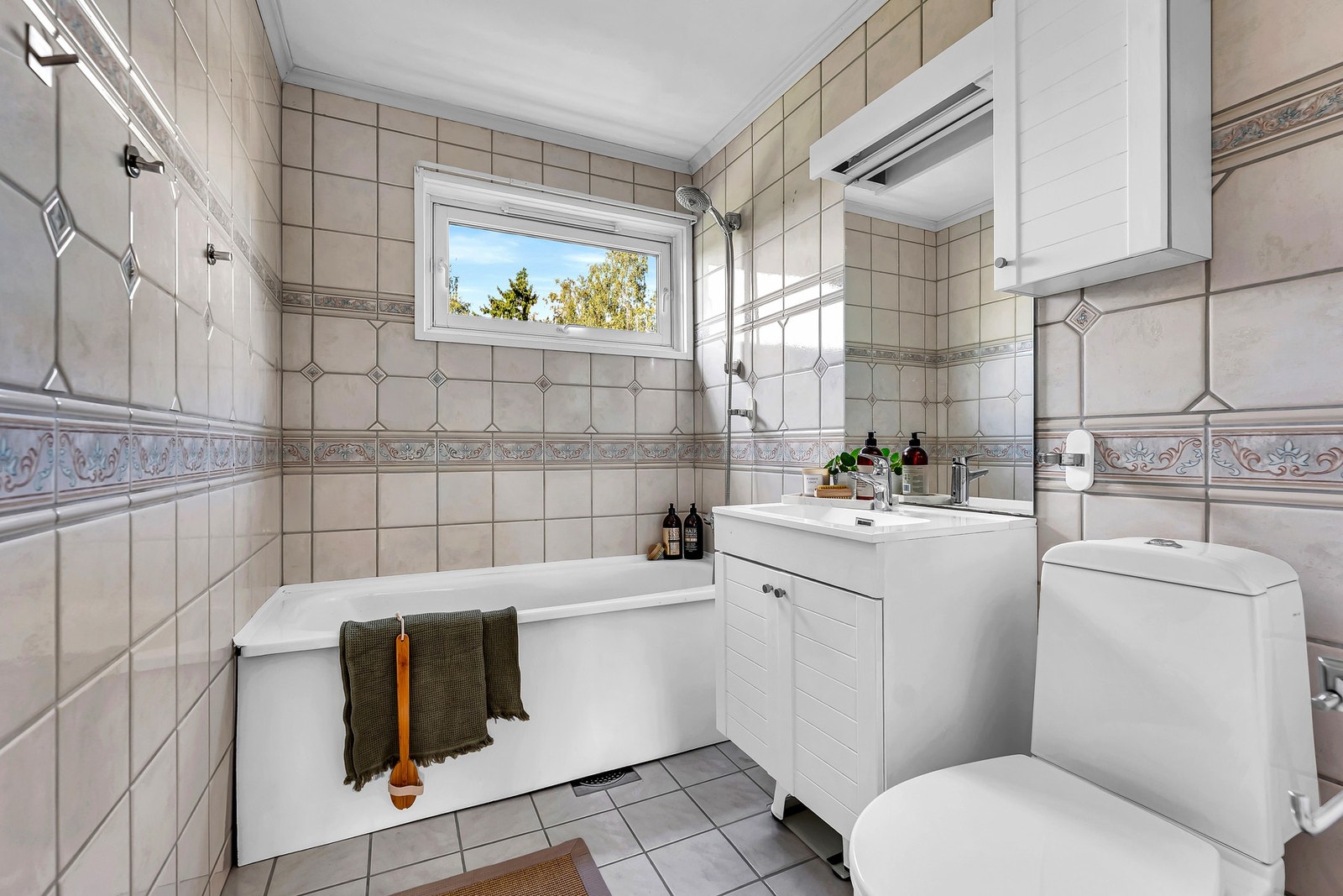 Badet ble oppgradert i 2025 med nytt toalett, servant og blandebatteri. Galleribilde