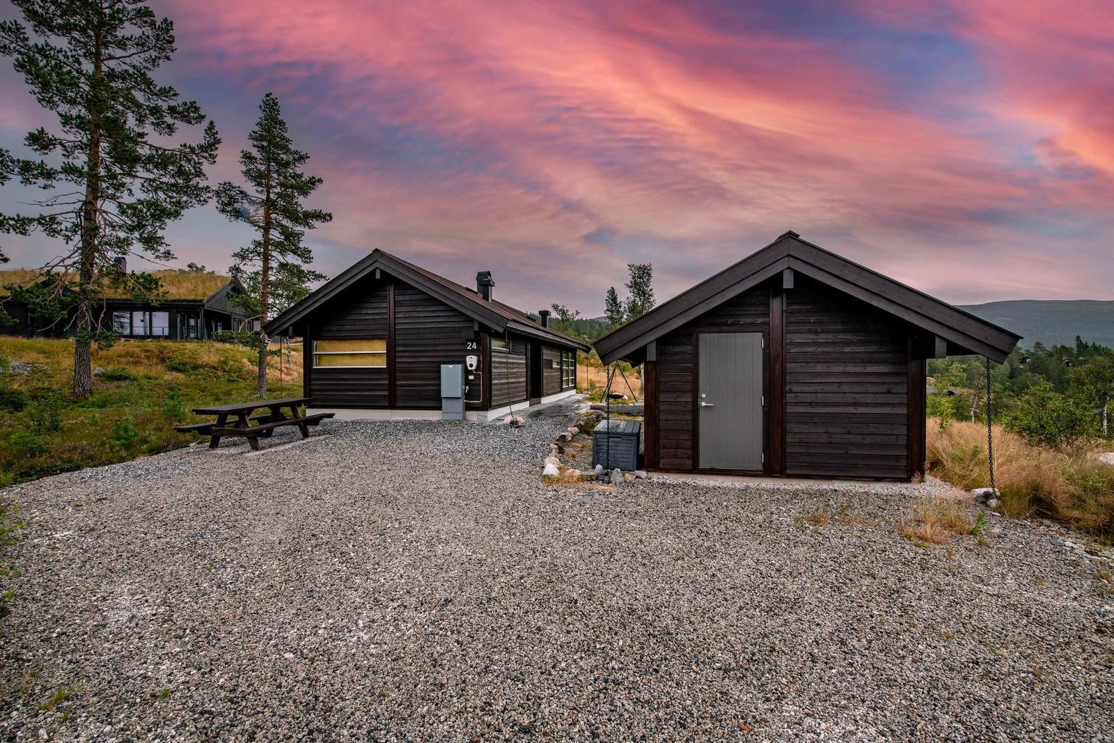 God plass til flere biler på parkeringen. Galleribilde