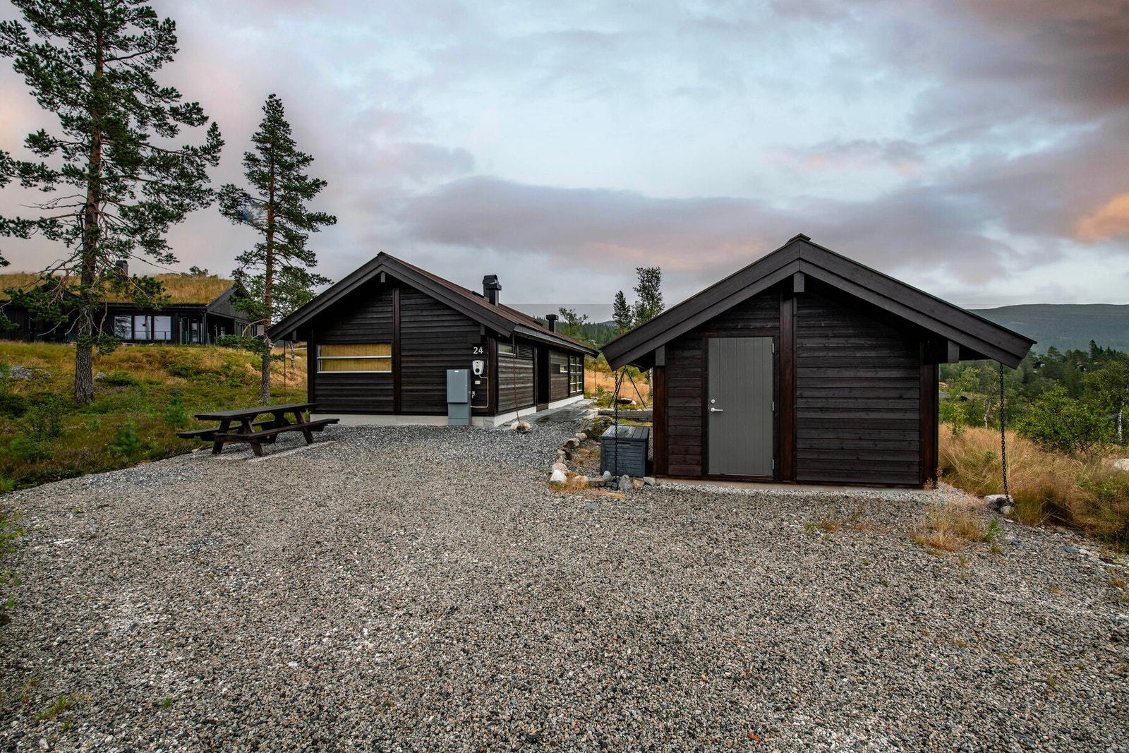 Uthus delt i to med stor bod og anneks. Galleribilde