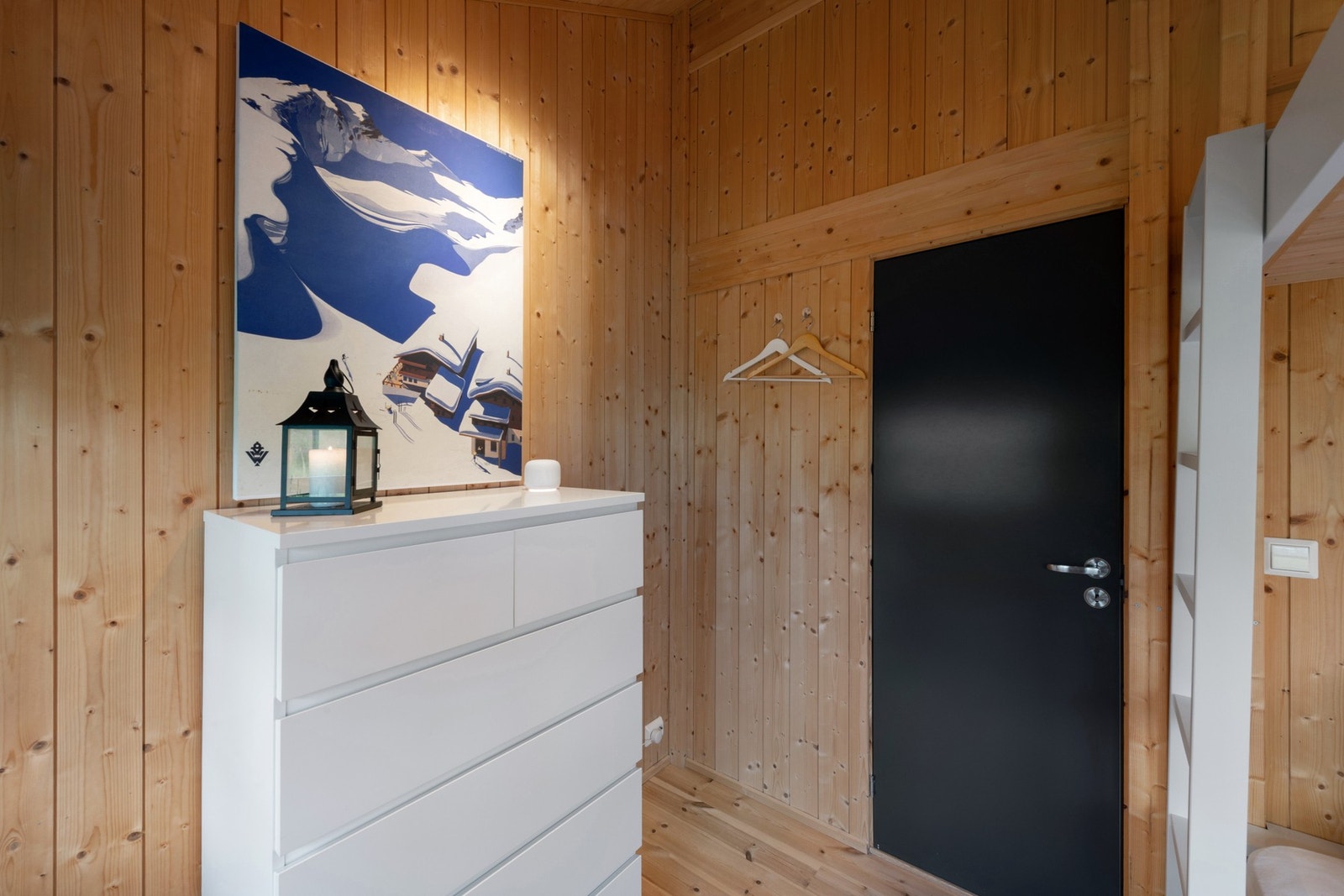 God plass til en familiekøyeseng med komode eller garderobeløsning. Galleribilde