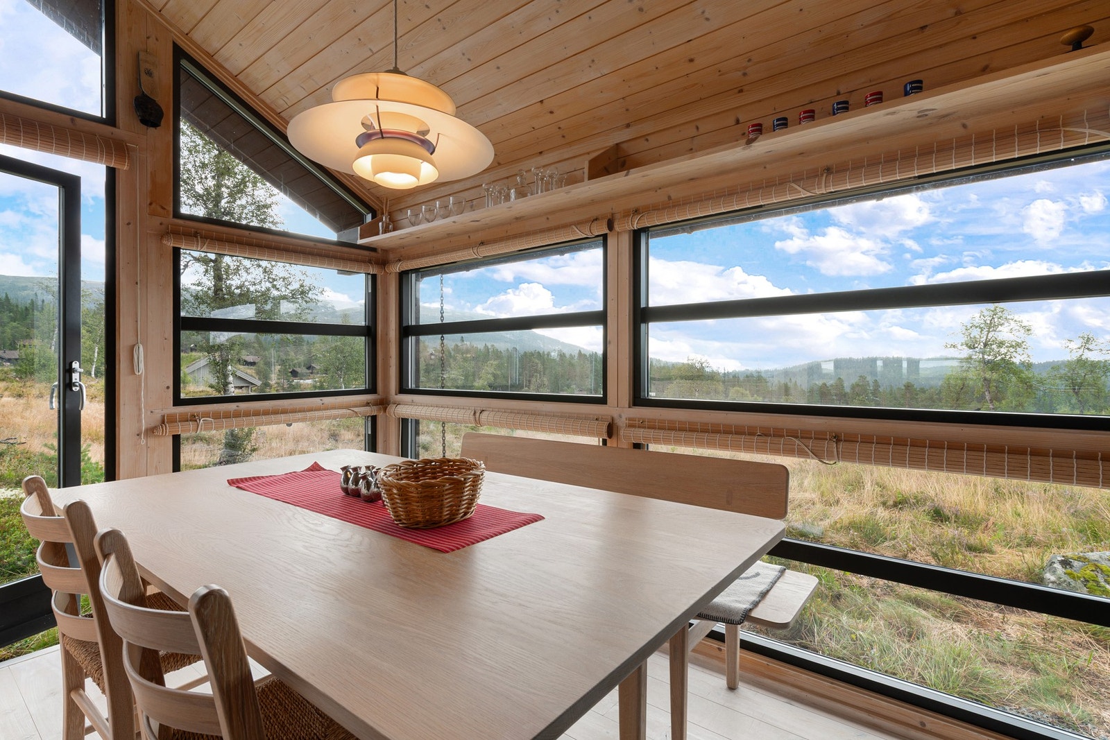 Plass til en trivelig spisegruppe. Galleribilde