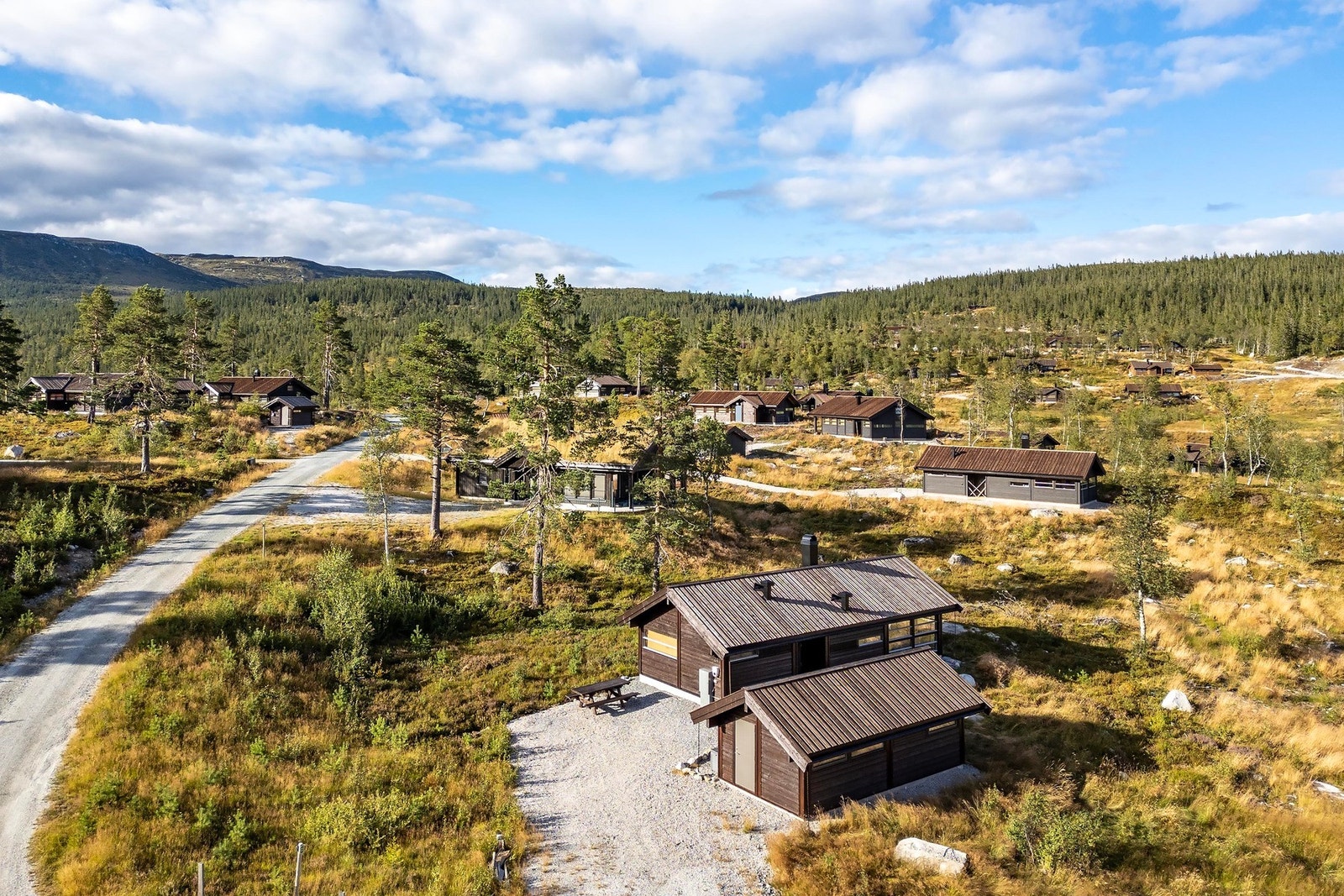 Hytta ligger i et hyttefelt på Sørbølfjell. Galleribilde