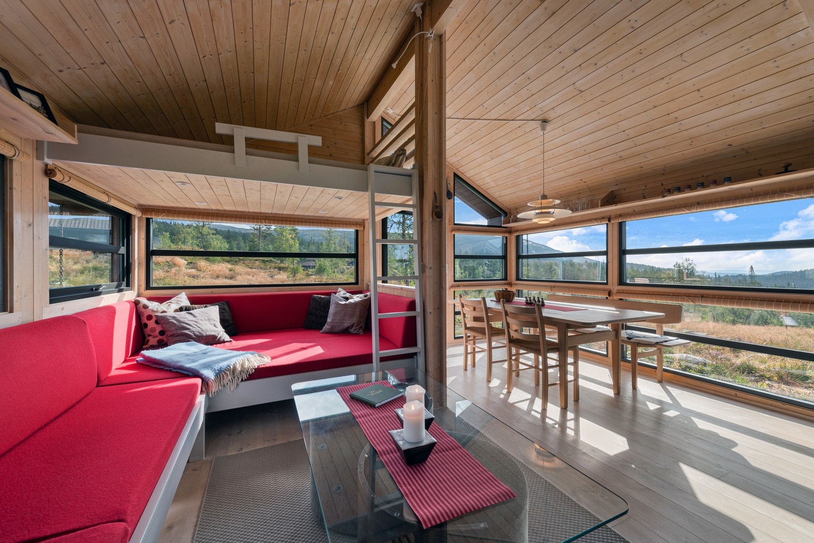 Stuen og spisestuen er omringet at vinduer. Galleribilde