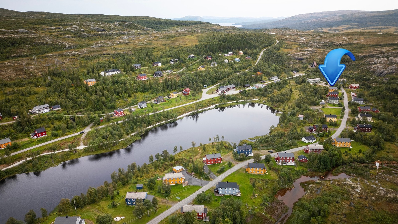 Eiendommen ligger i et område med både helårsboliger og fritidsboliger i den naturskjønne fjellbygda Skorovatn Galleribilde