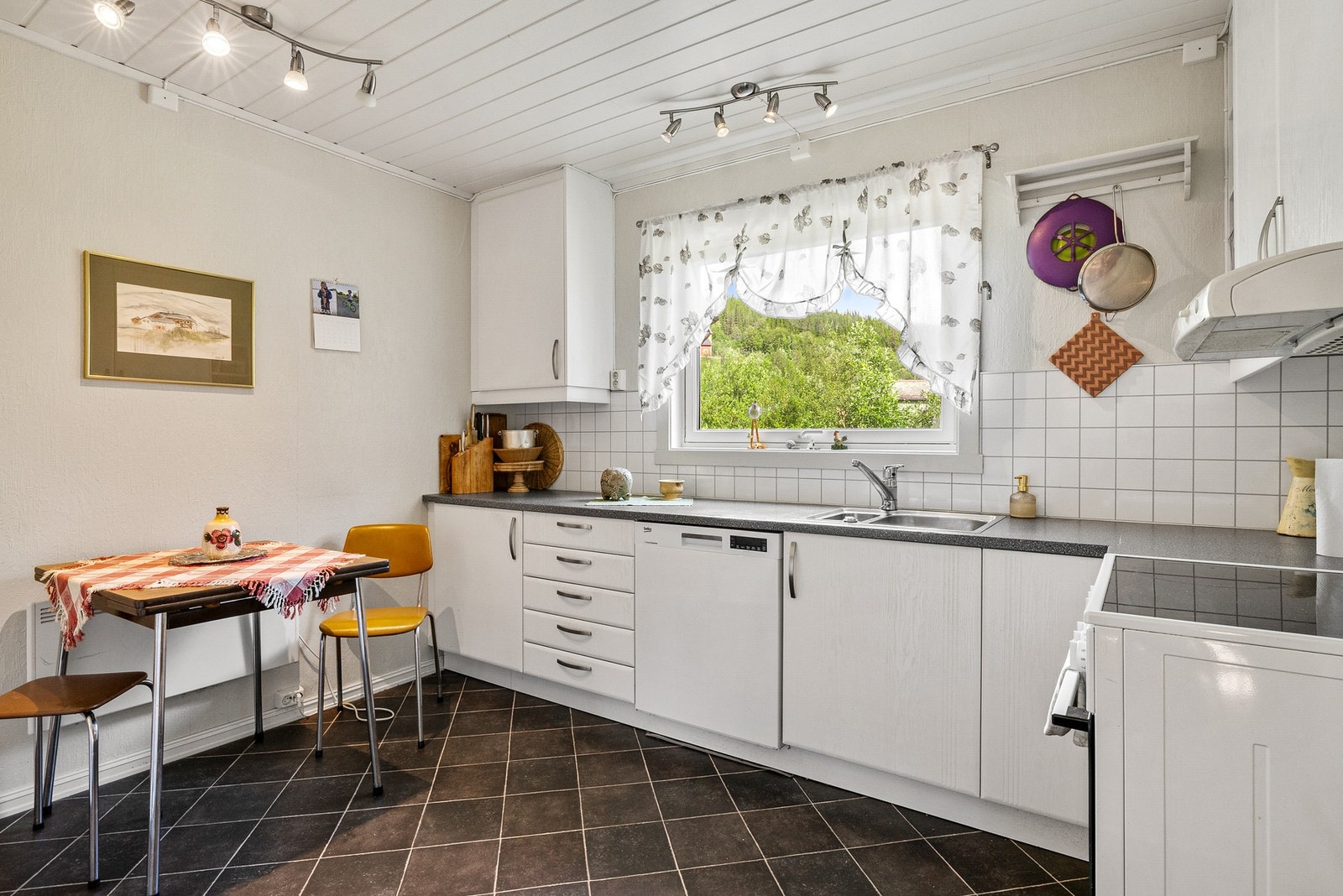Kjøkkenet ble renovert i ca 2013/2014 Galleribilde