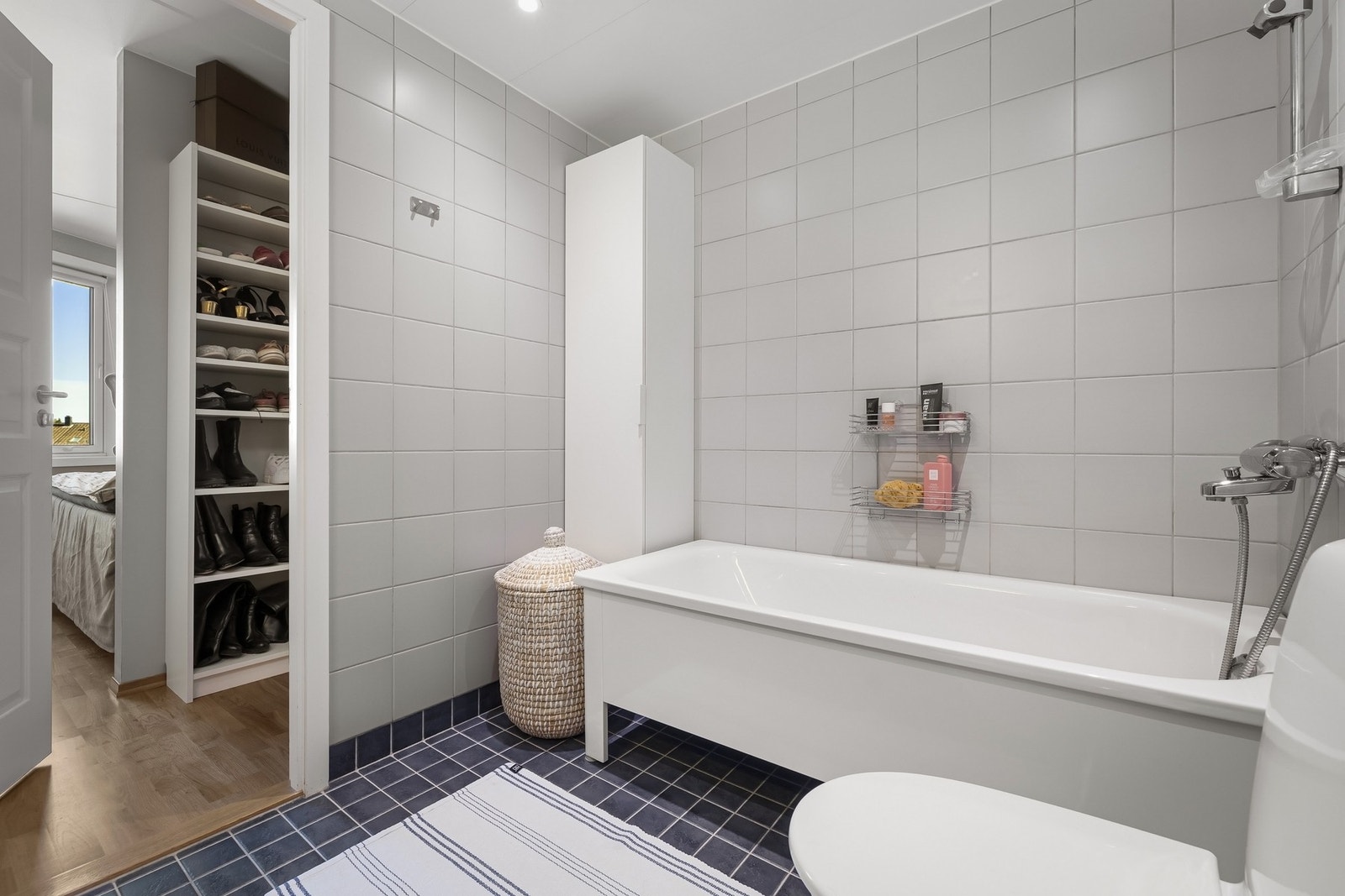 Bad 1: Soverom med tilhørende bad - ekstra komfort i hverdagen. Galleribilde