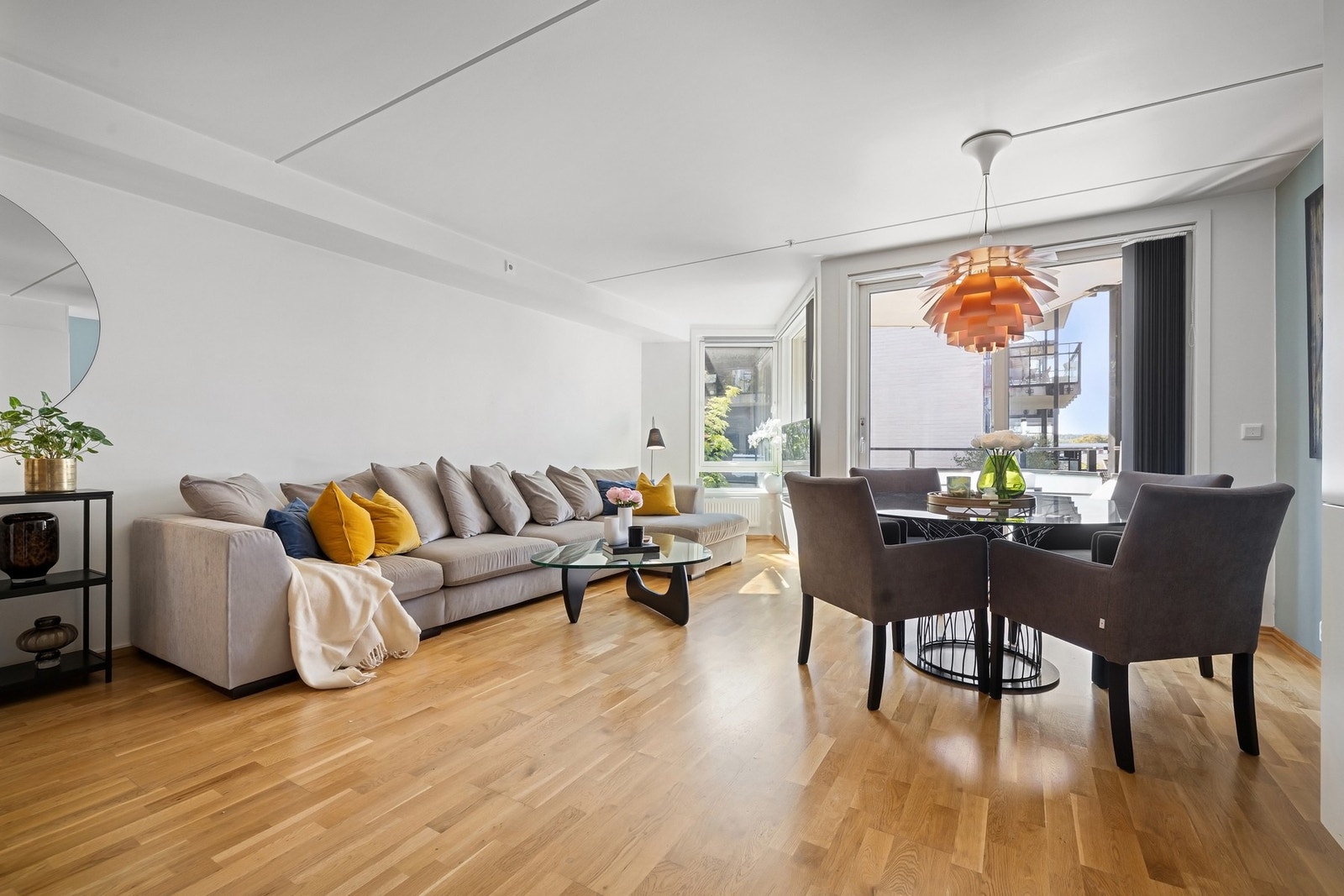 Her er det god plass til sofagruppe - perfekt for deg som liker å samle familien. Galleribilde