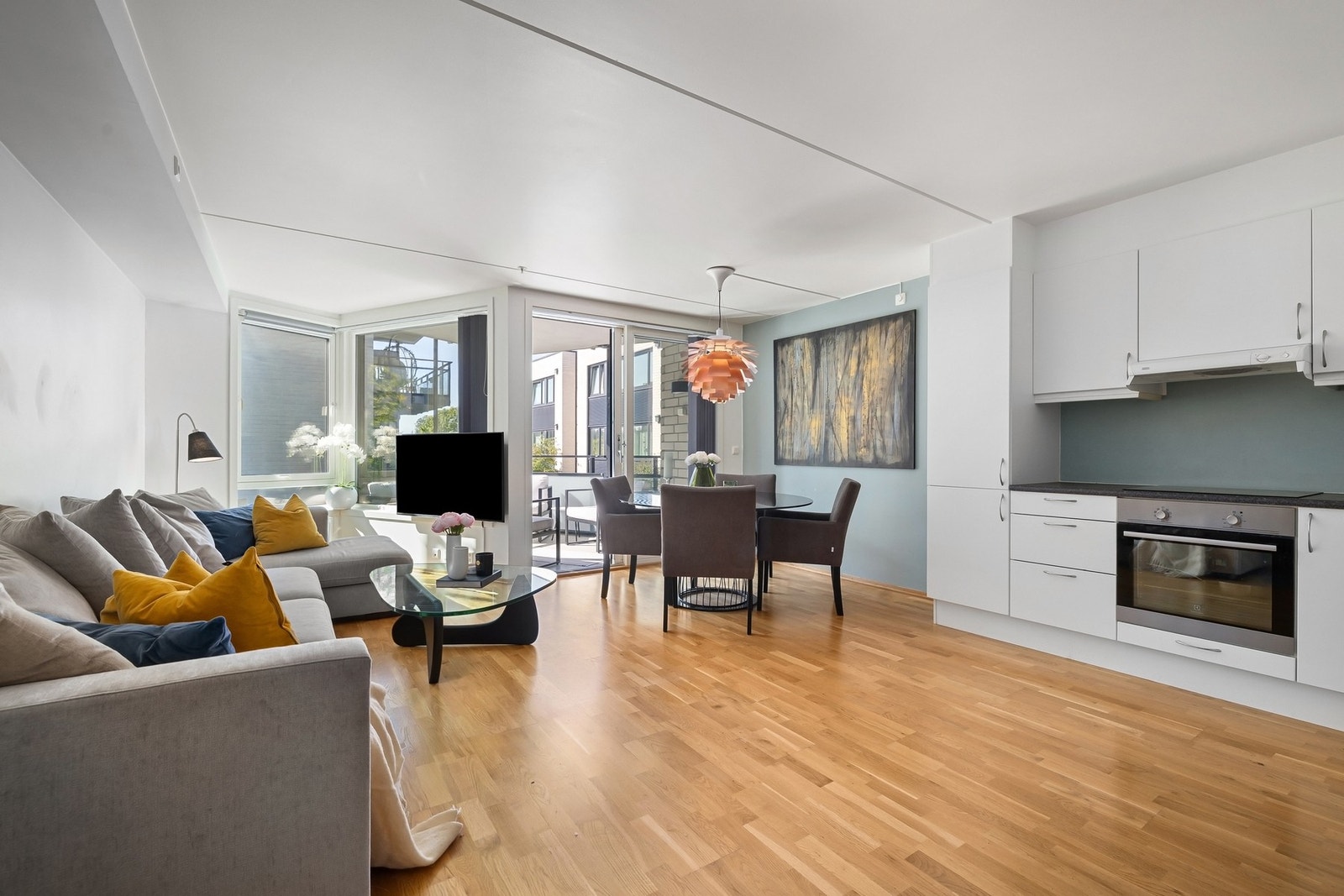 Den åpne stue- og kjøkkenløsningen skaper en sosial og hyggelig atmosfære. Galleribilde