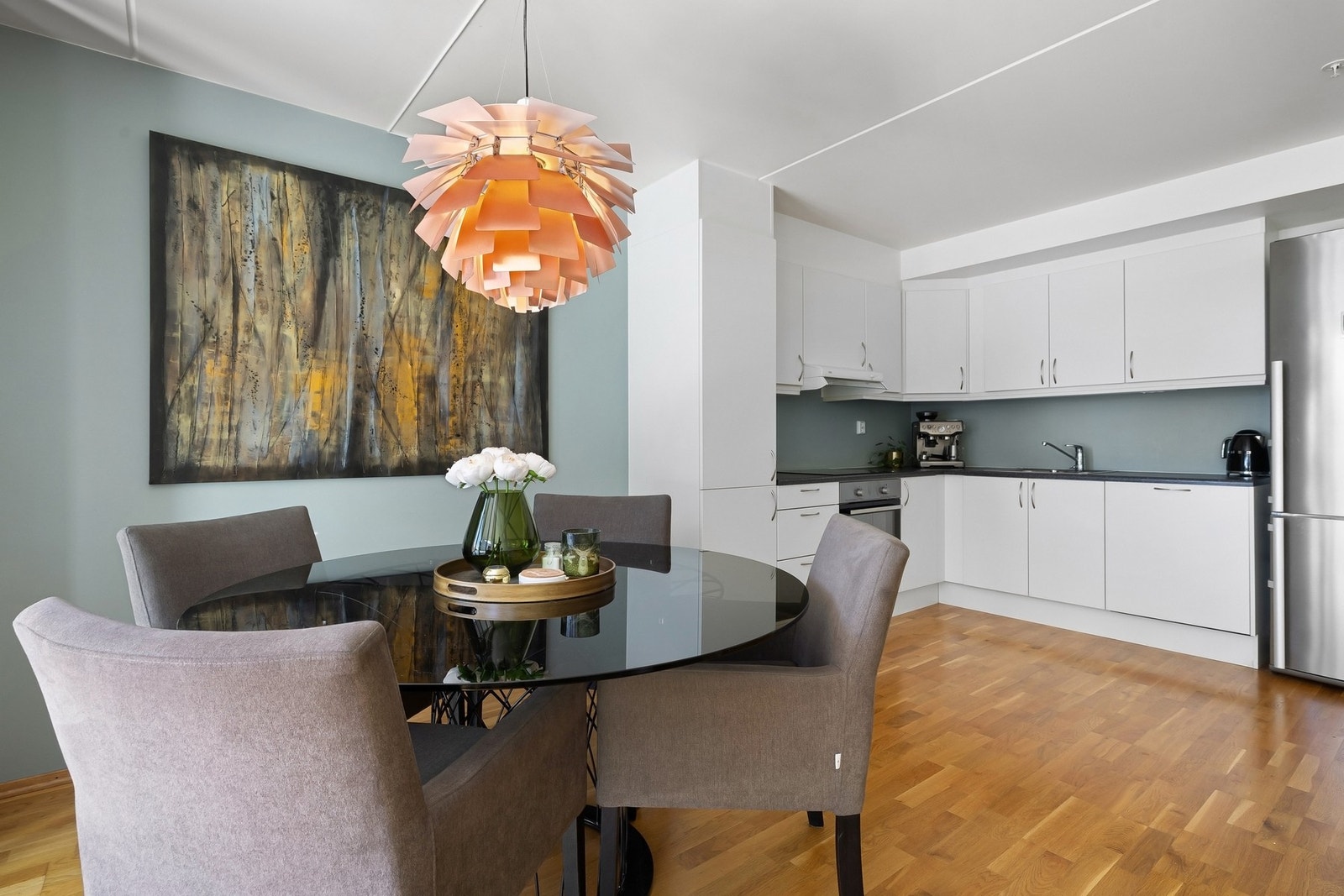 Her er det god plass til spisebord for hyggelige måltider. Galleribilde