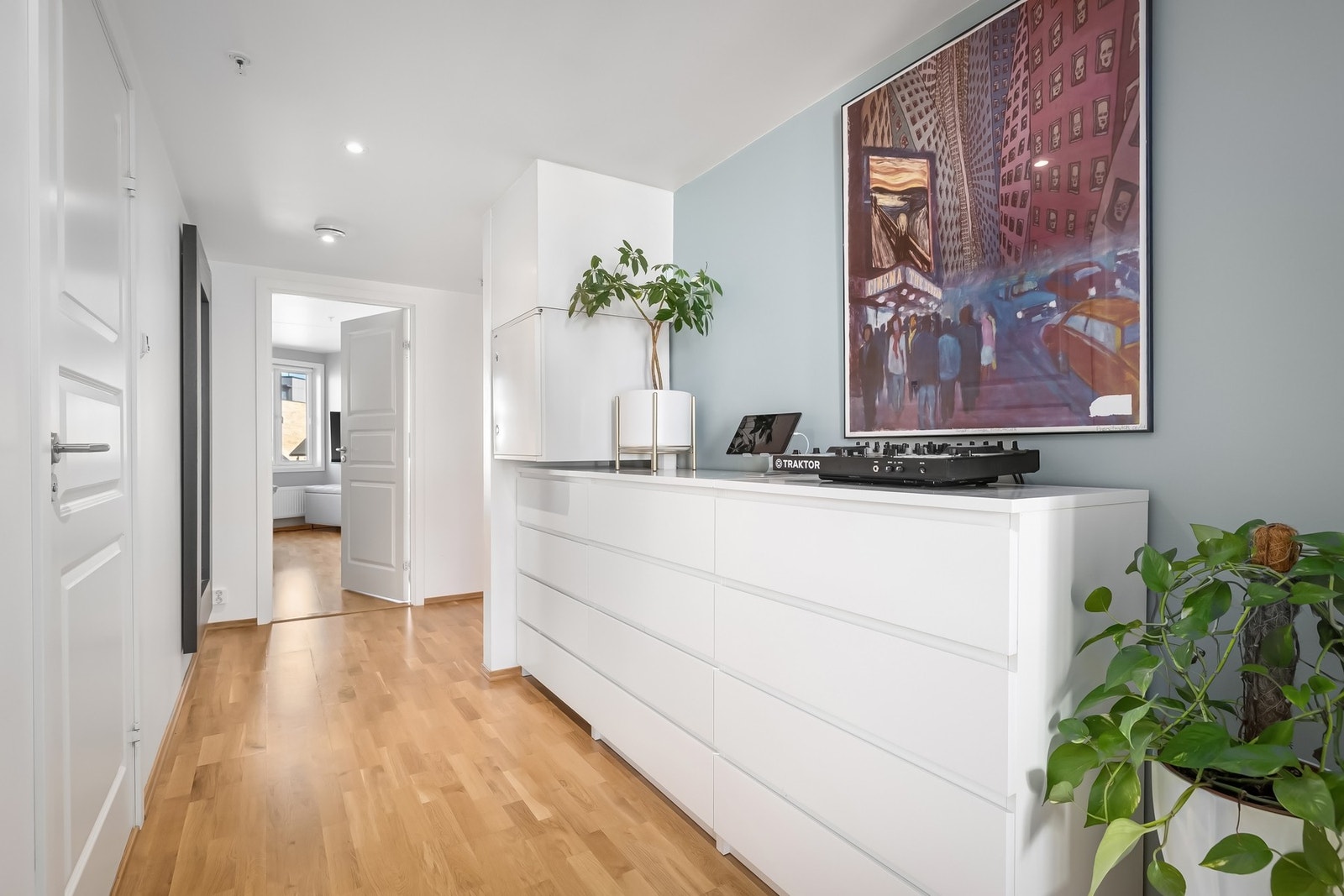 I gangen er det god plass til oppbevaring. Galleribilde