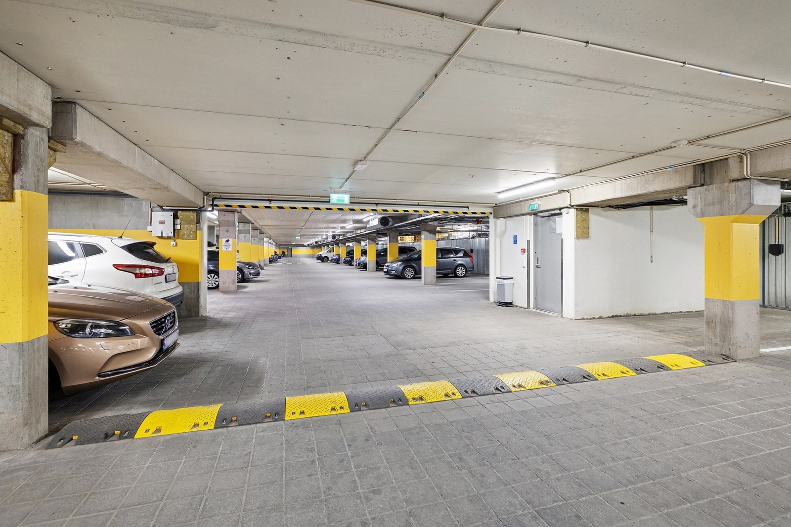 Parkeringhuset under leilighetene har god plass. Galleribilde