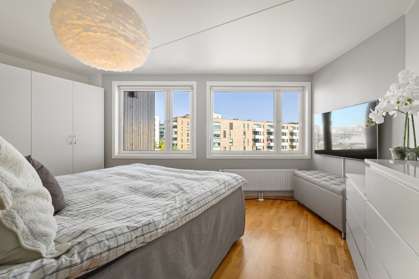 Soverom 1: Vinduene sørger for en luftig atmosfære og et behagelig inneklima på soverommet. Galleribilde