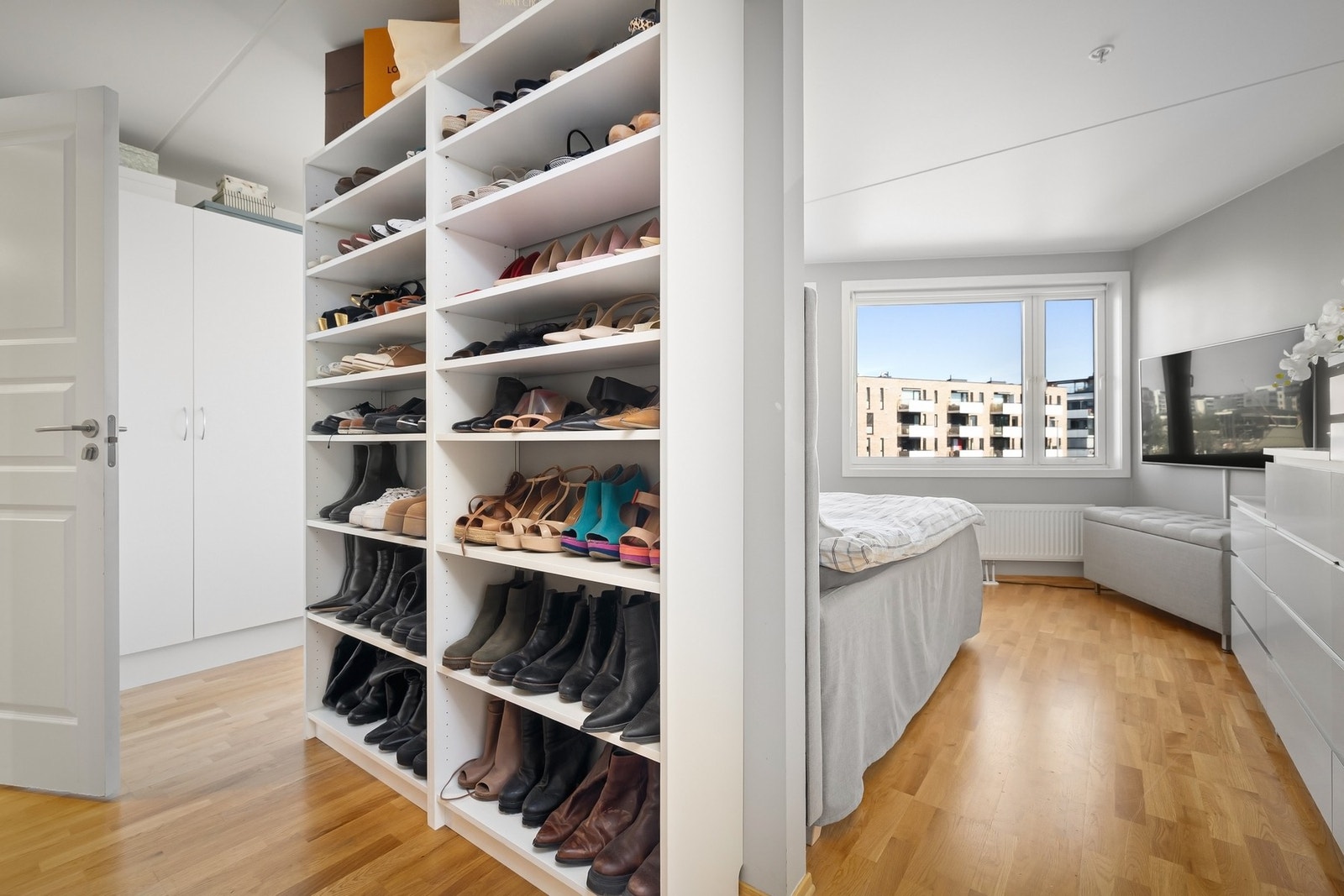 Soverom 1: Her får du et romslig soverom med god garderobeløsning, perfekt for den som ønsker ekstra plass. Galleribilde