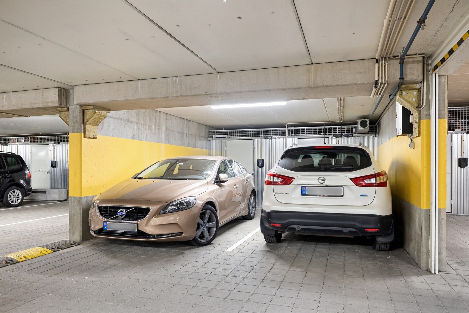 Her er det garasjeplass tilhørende leiligheten. Galleribilde