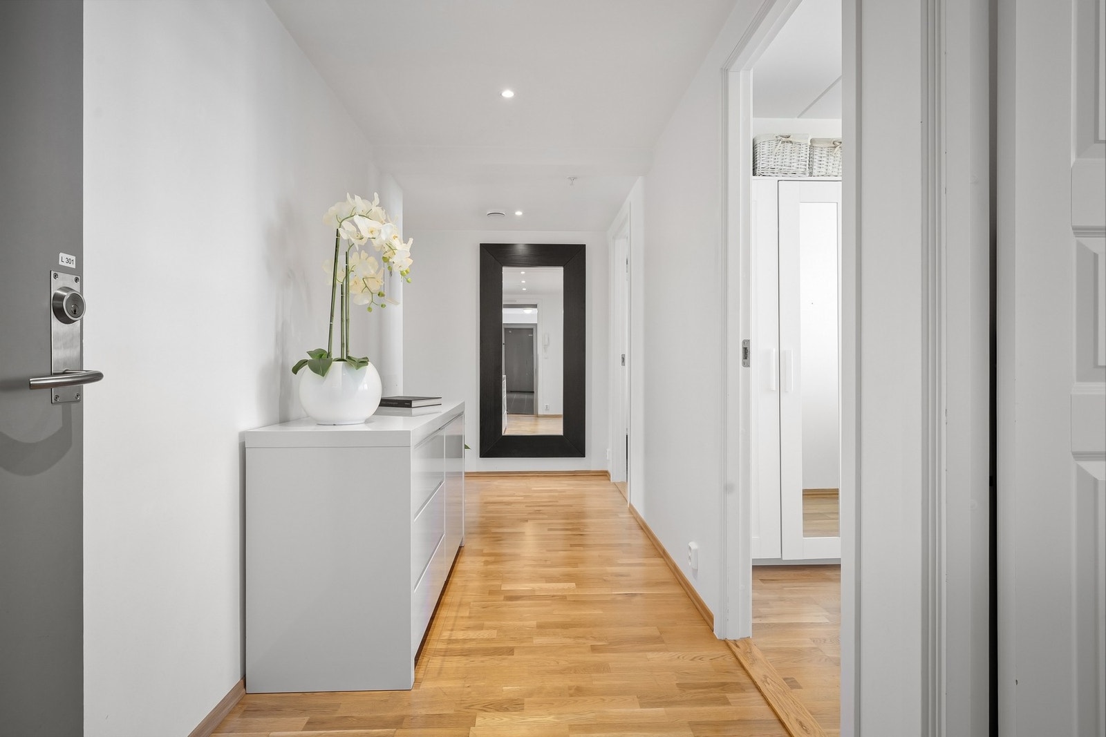 Den lyse entreen skaper ett hyggelig første inntrykk av leiligheten. Galleribilde