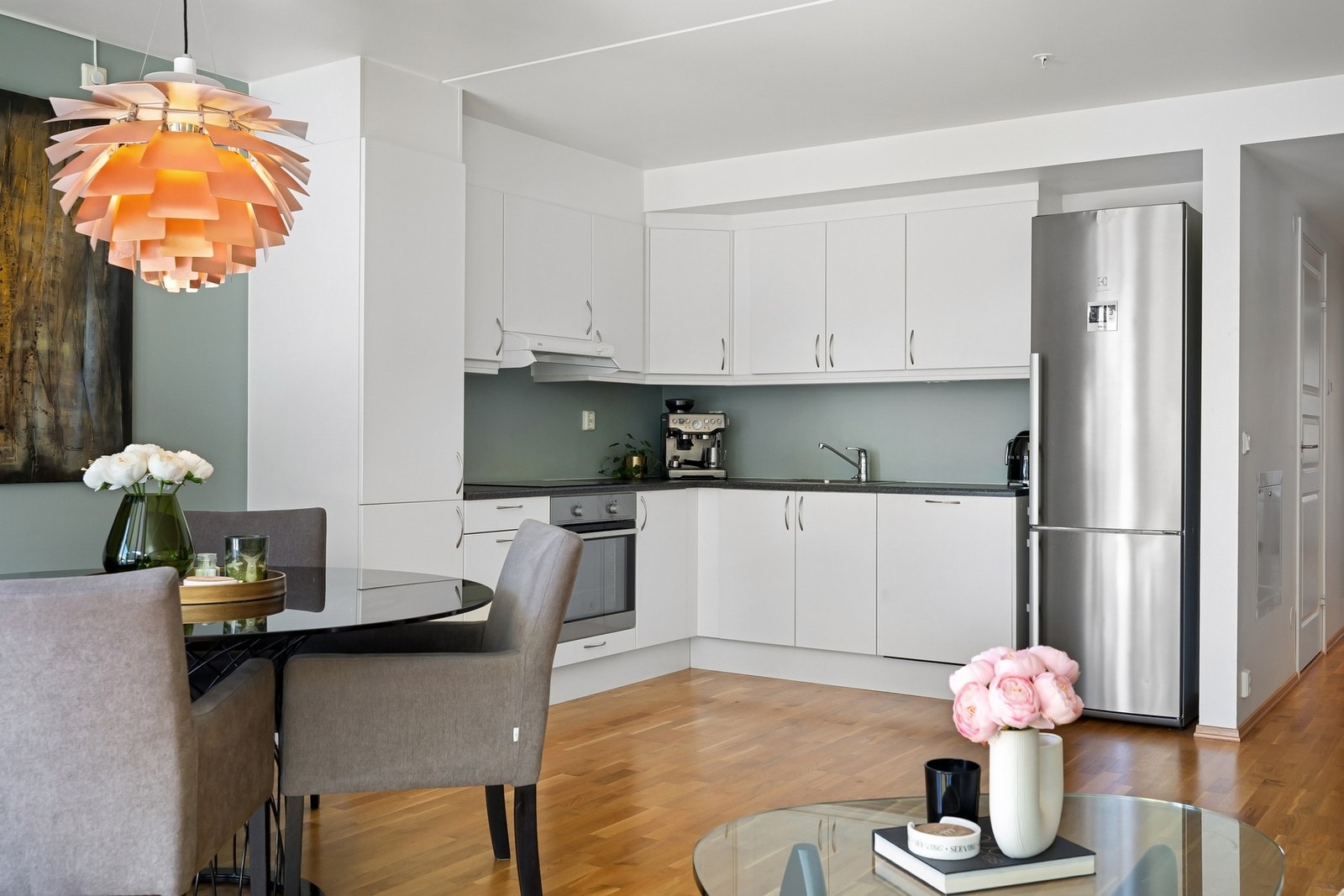 Kjøkkenet har god oppbevaringsplass, stekeovn med integrert platetopp og oppvaskmaskin. Galleribilde