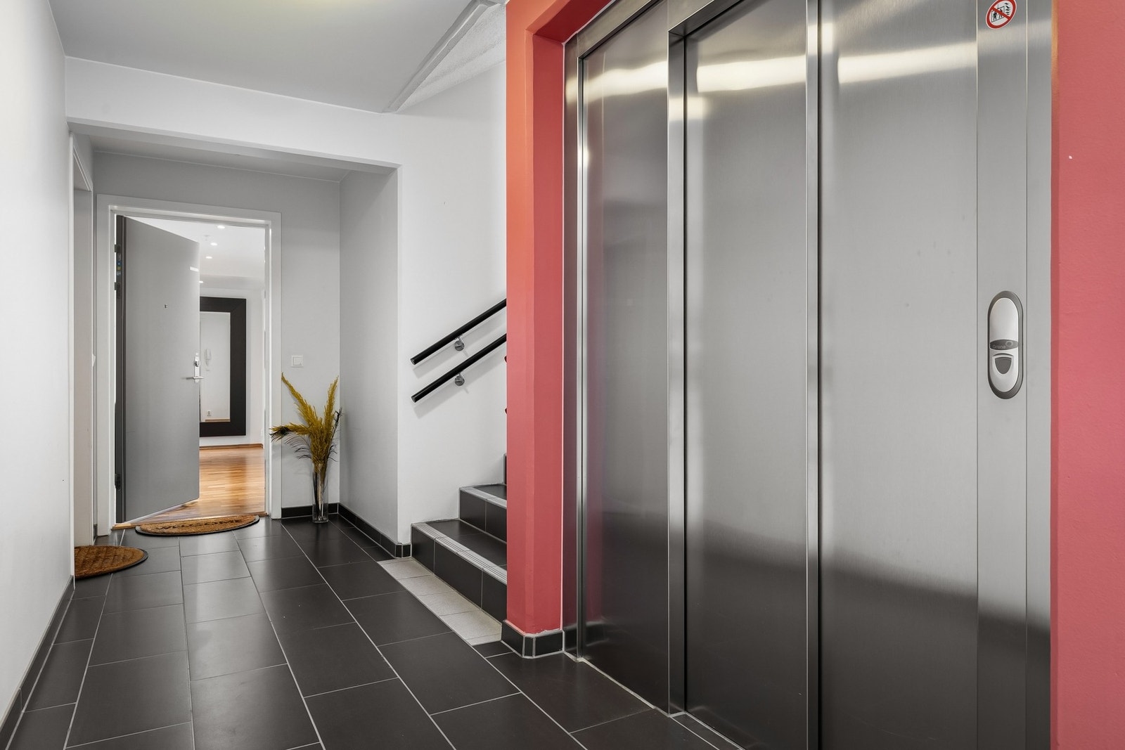 Heis gjør adkomsten til leiligheten enkel og praktisk. Galleribilde