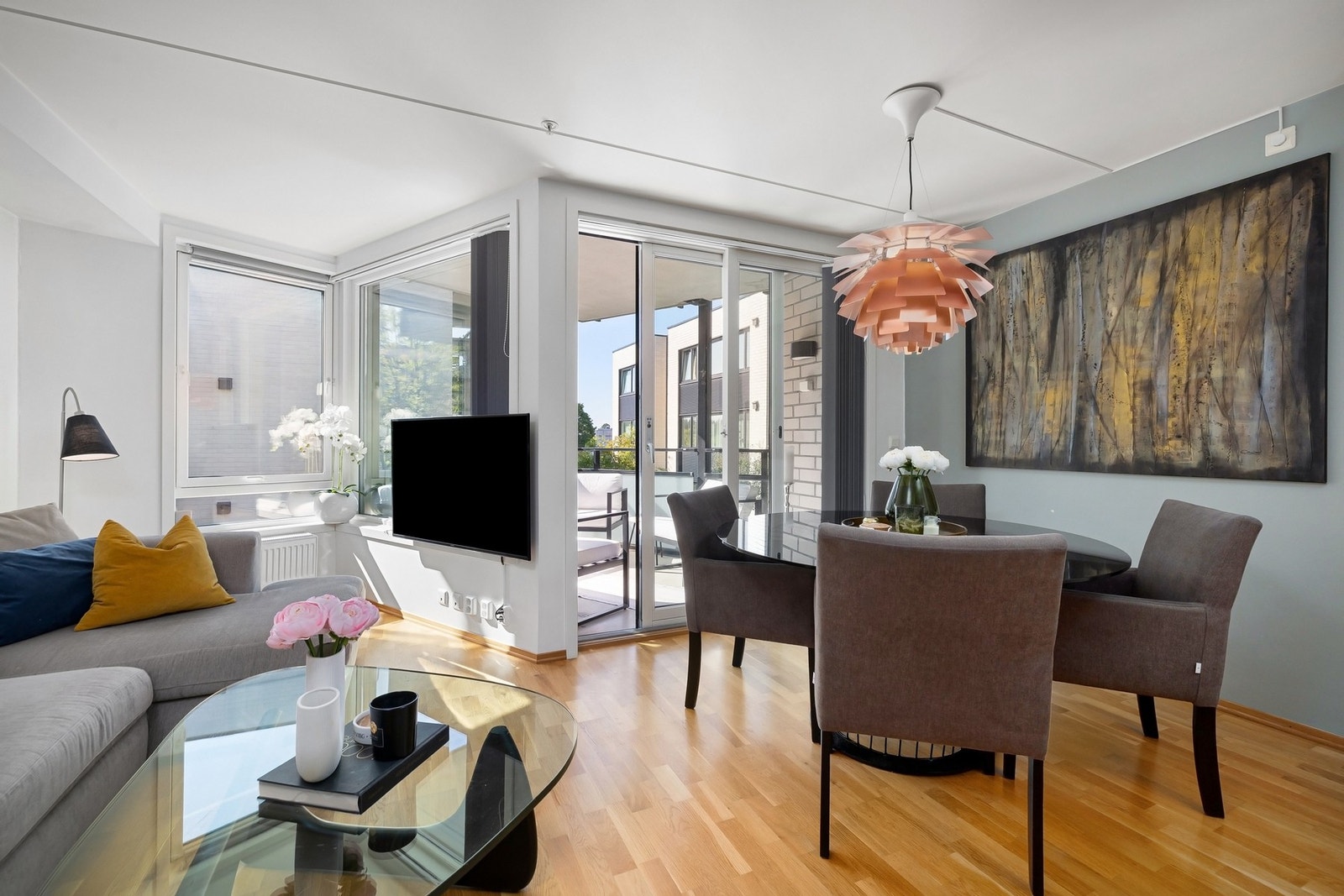 Vinduene i stuen slipper inn naturlig lys. Galleribilde