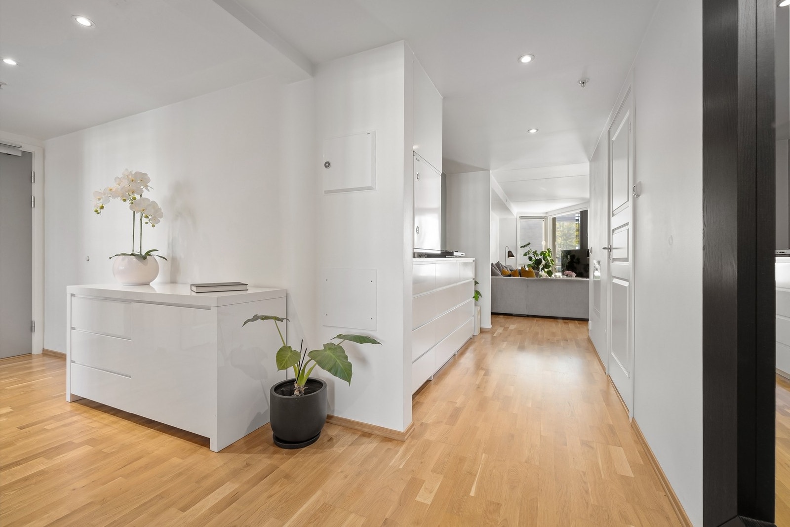 Innbydende og lys entre. Galleribilde