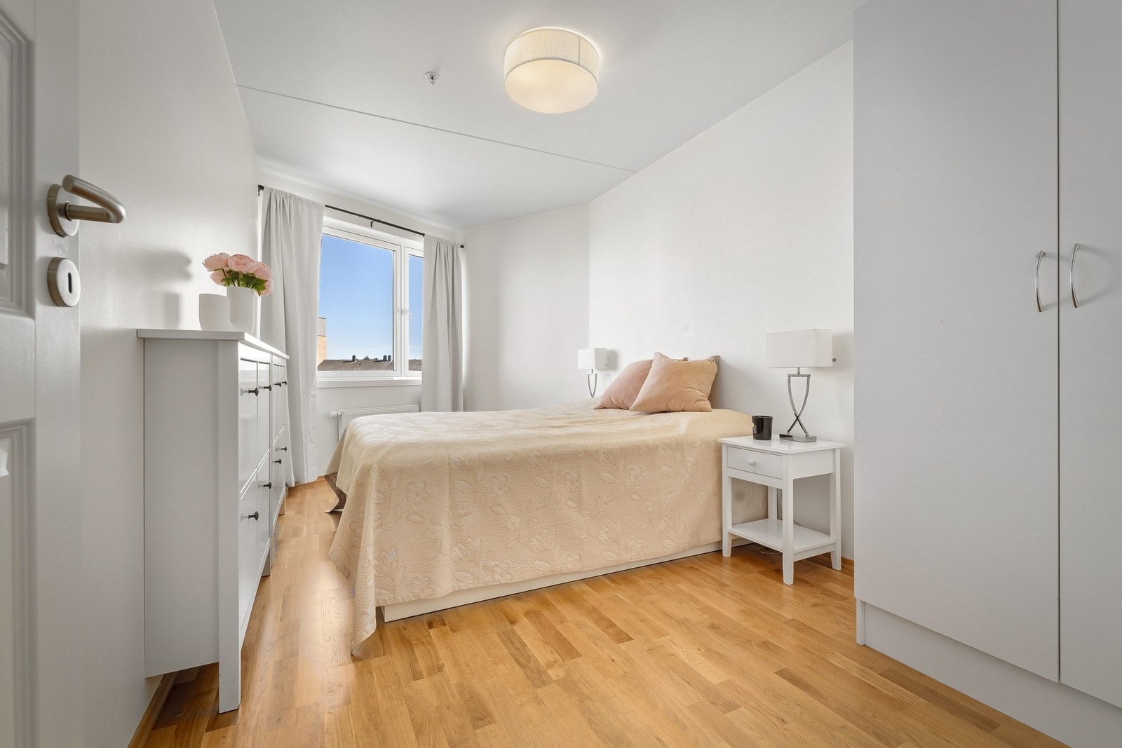 Soverom 2: Her får du et lyst soverom med god plass til både seng og oppbevaring. Galleribilde