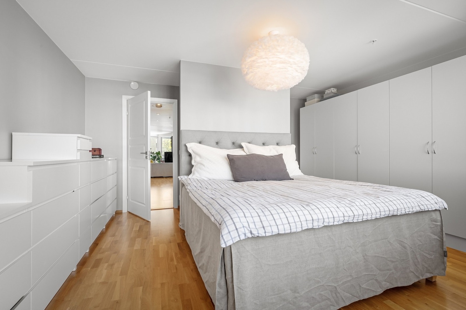 Soverom 1: Romslig soverom med god plass til dobbeltseng og skap. Galleribilde