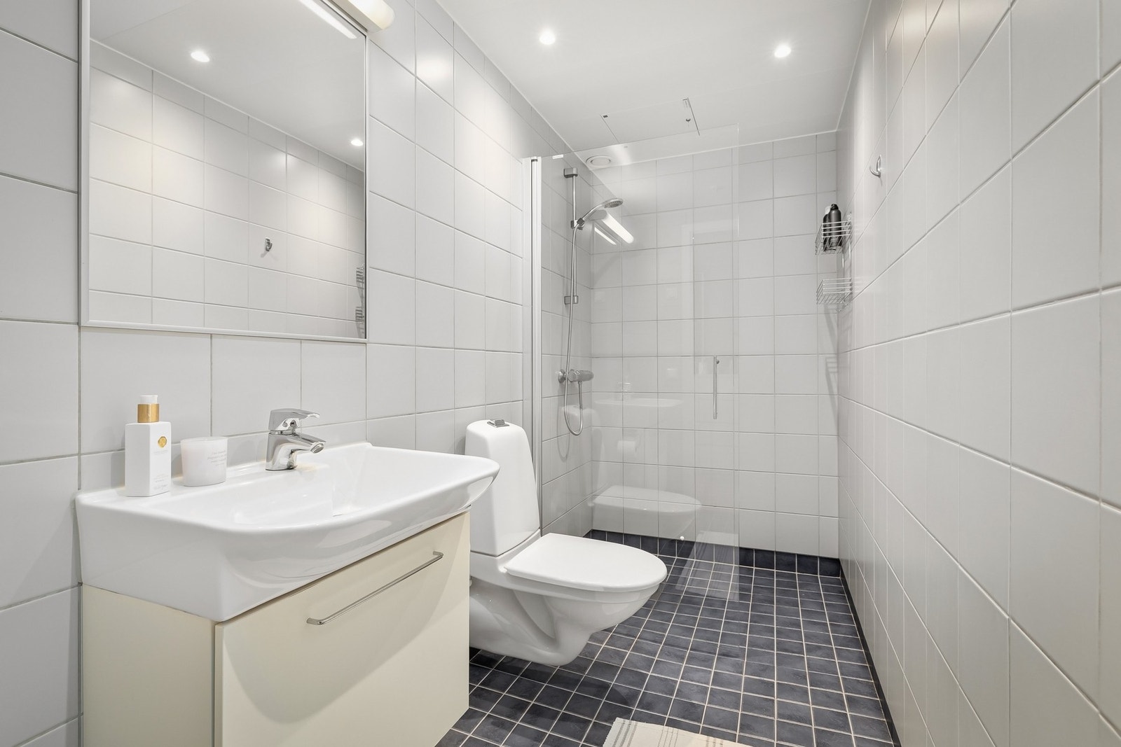 Bad 2: Lyst og praktisk bad med dusjhjørne. Galleribilde